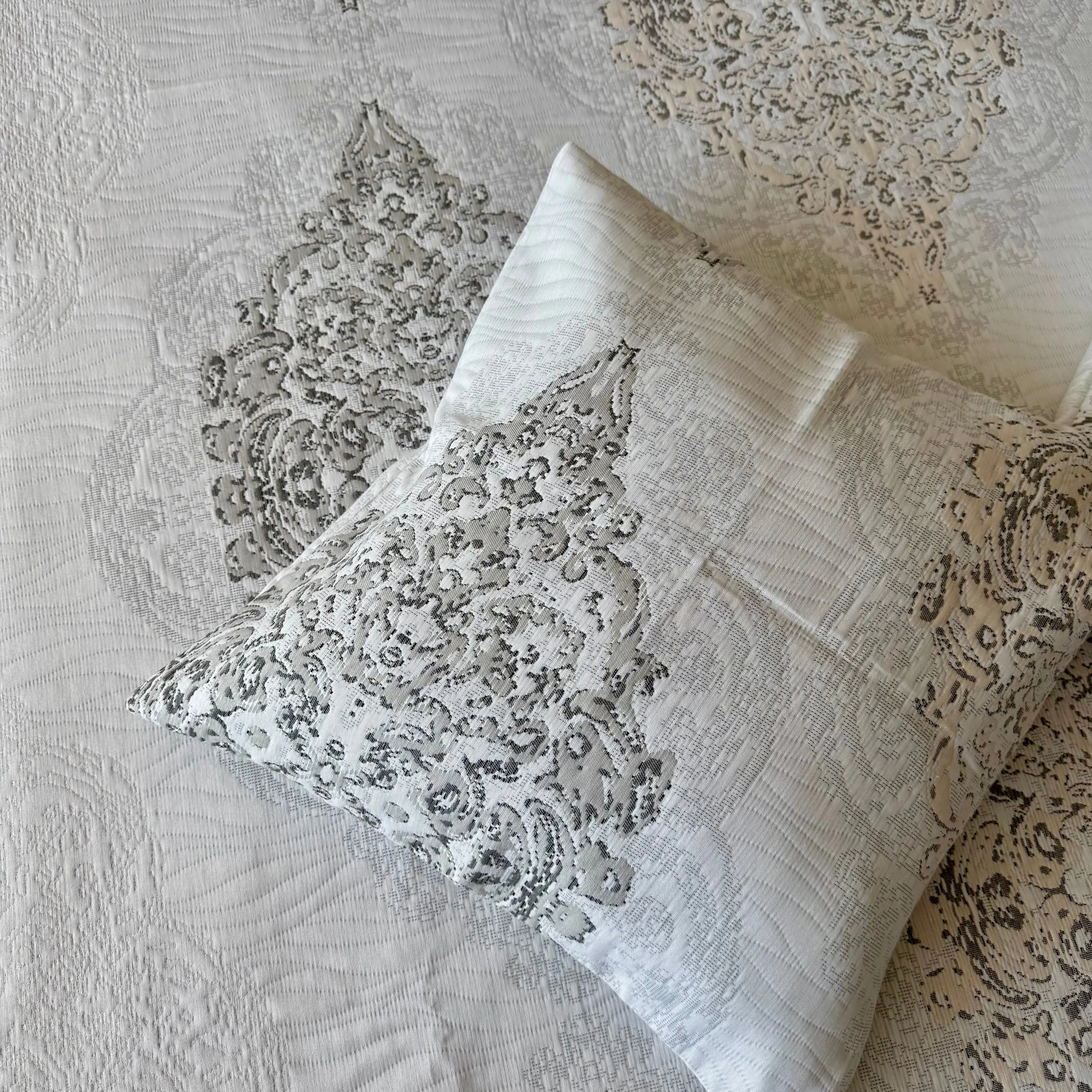 Cuvertura “Celia Grey” CRISTAL CONSTRUCT SRL CasaCrystal