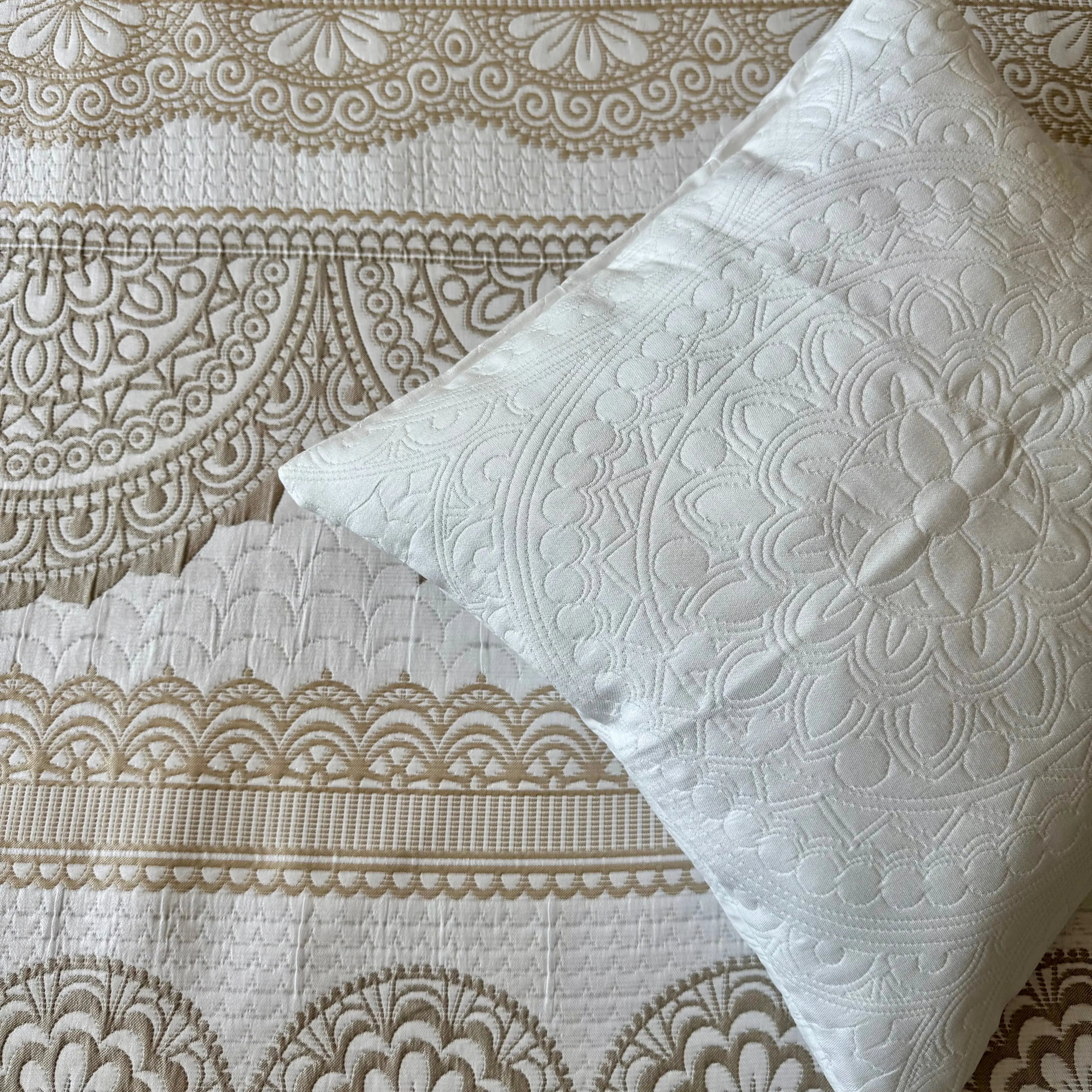 Cuvertura “Debora Cream” CRISTAL CONSTRUCT SRL CasaCrystal