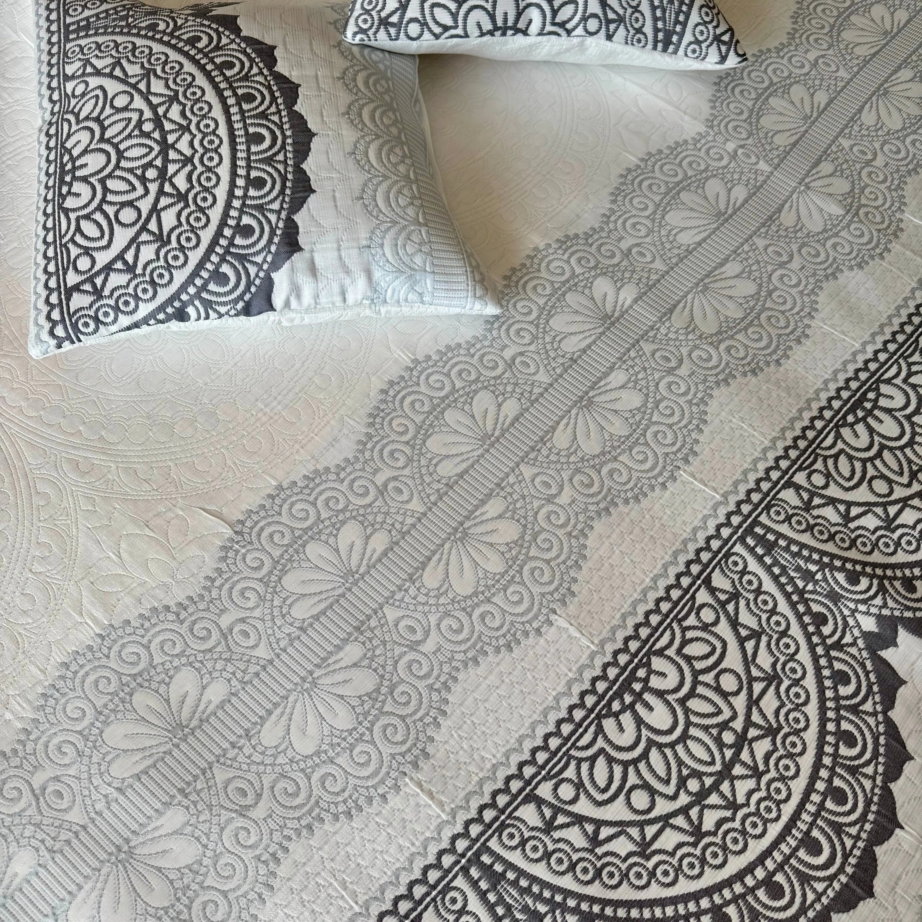 Cuvertura “Debora Grey” CRISTAL CONSTRUCT SRL CasaCrystal