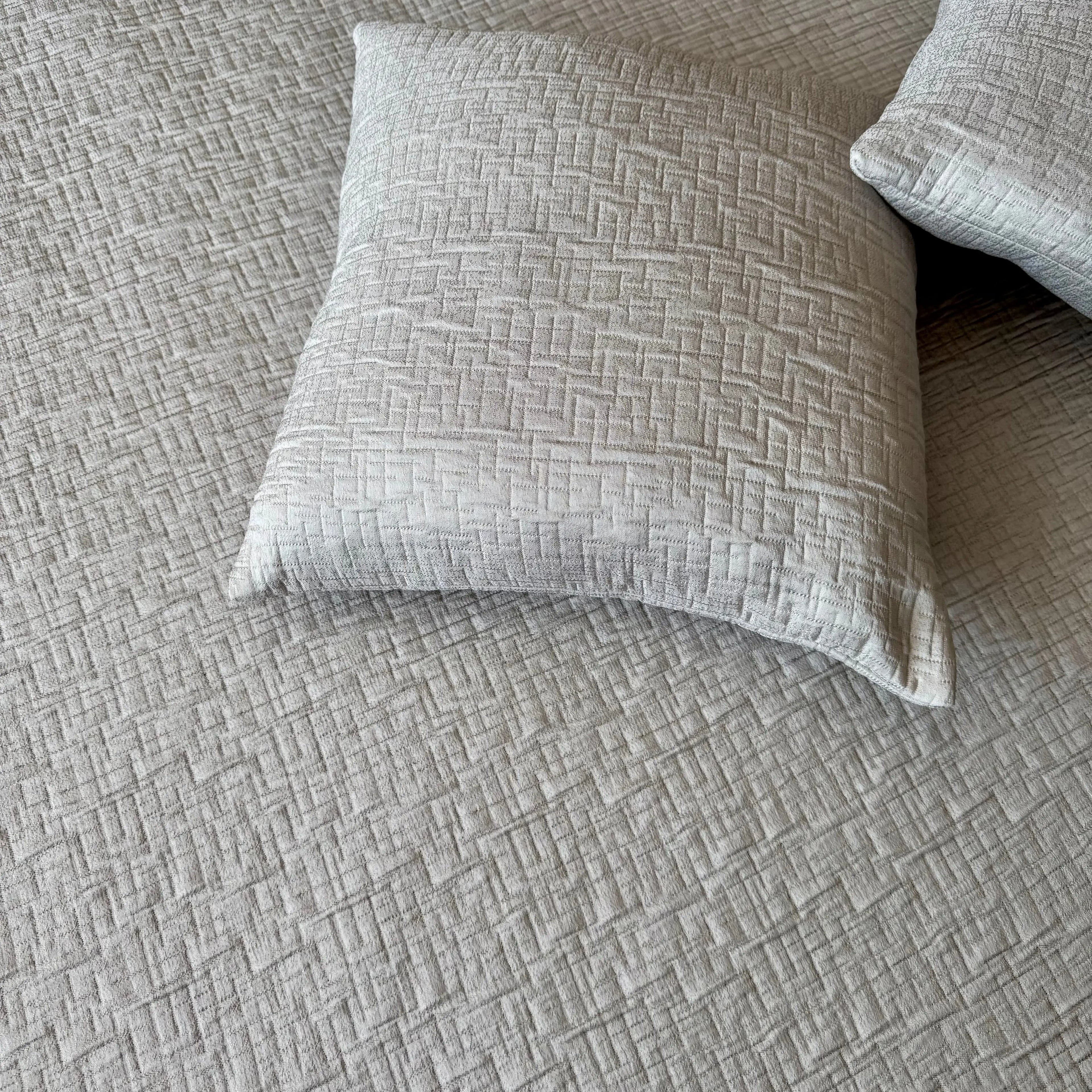 Cuvertura “Kathia Grey” CRISTAL CONSTRUCT SRL CasaCrystal