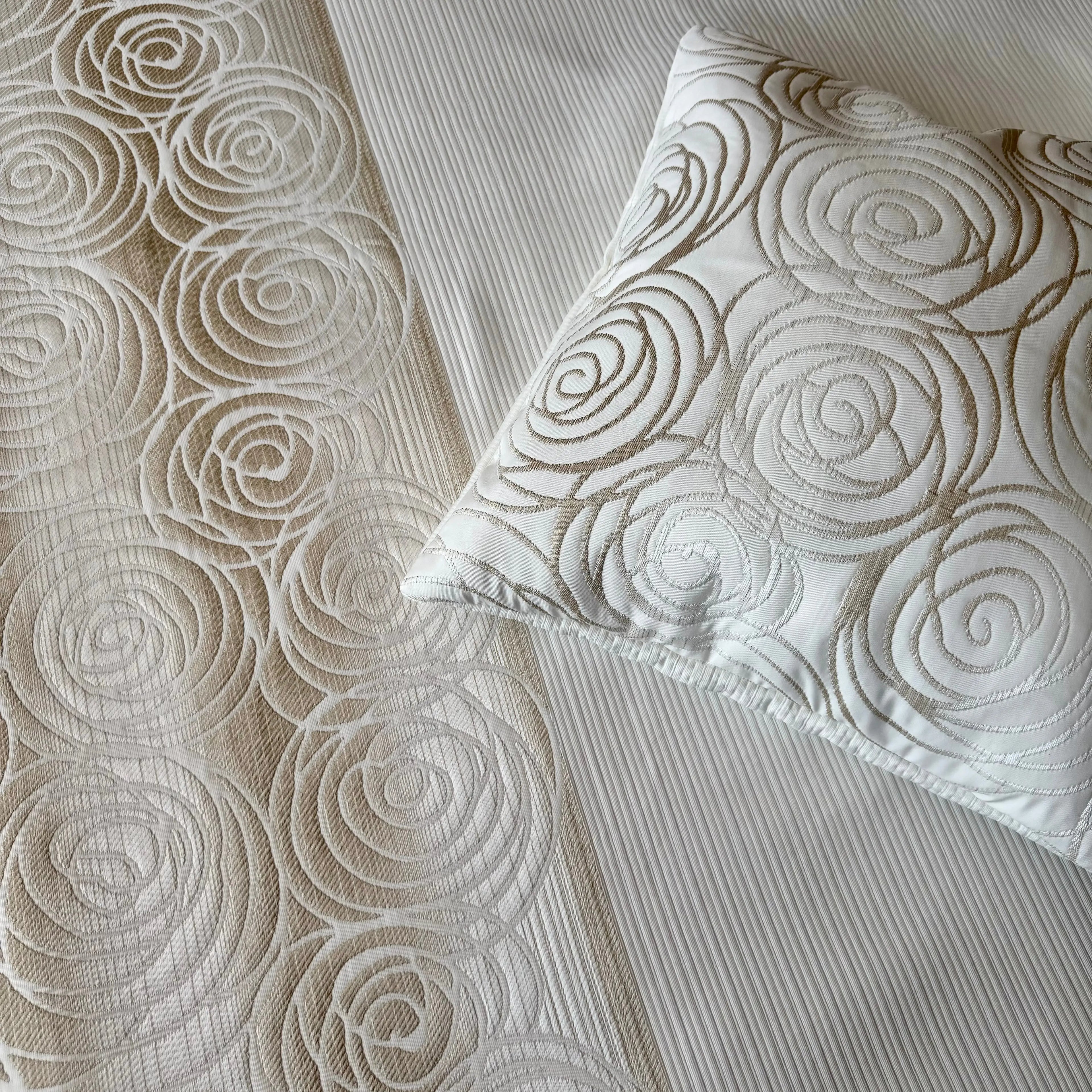 Cuvertura “Rosa Cream” CRISTAL CONSTRUCT SRL CasaCrystal