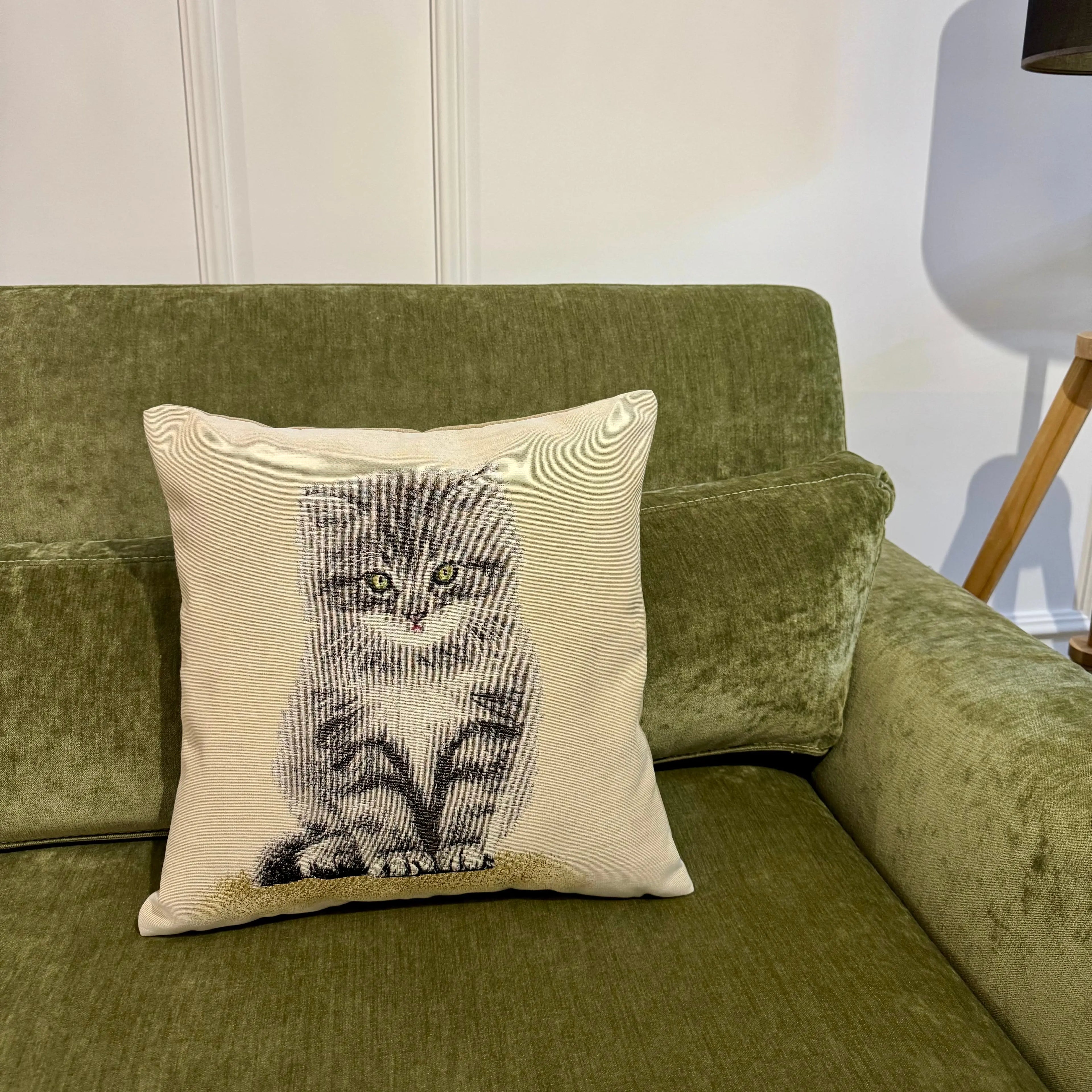 Fata de perna din gobelin cu pisica gri siberiana CASA CRYSTAL CasaCrystal