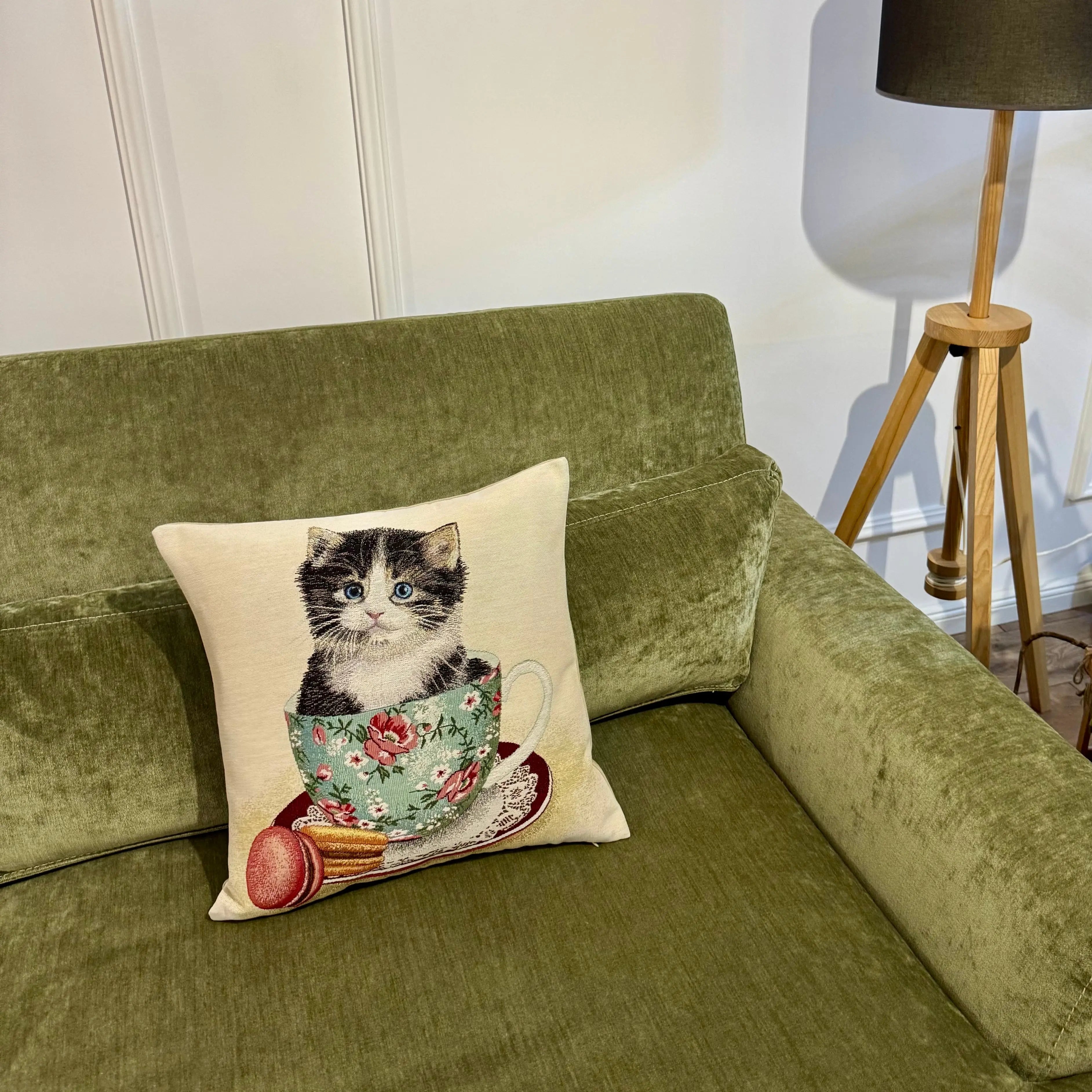 Fata de perna din gobelin cu pisica in ceasca de ceai CASA CRYSTAL CasaCrystal