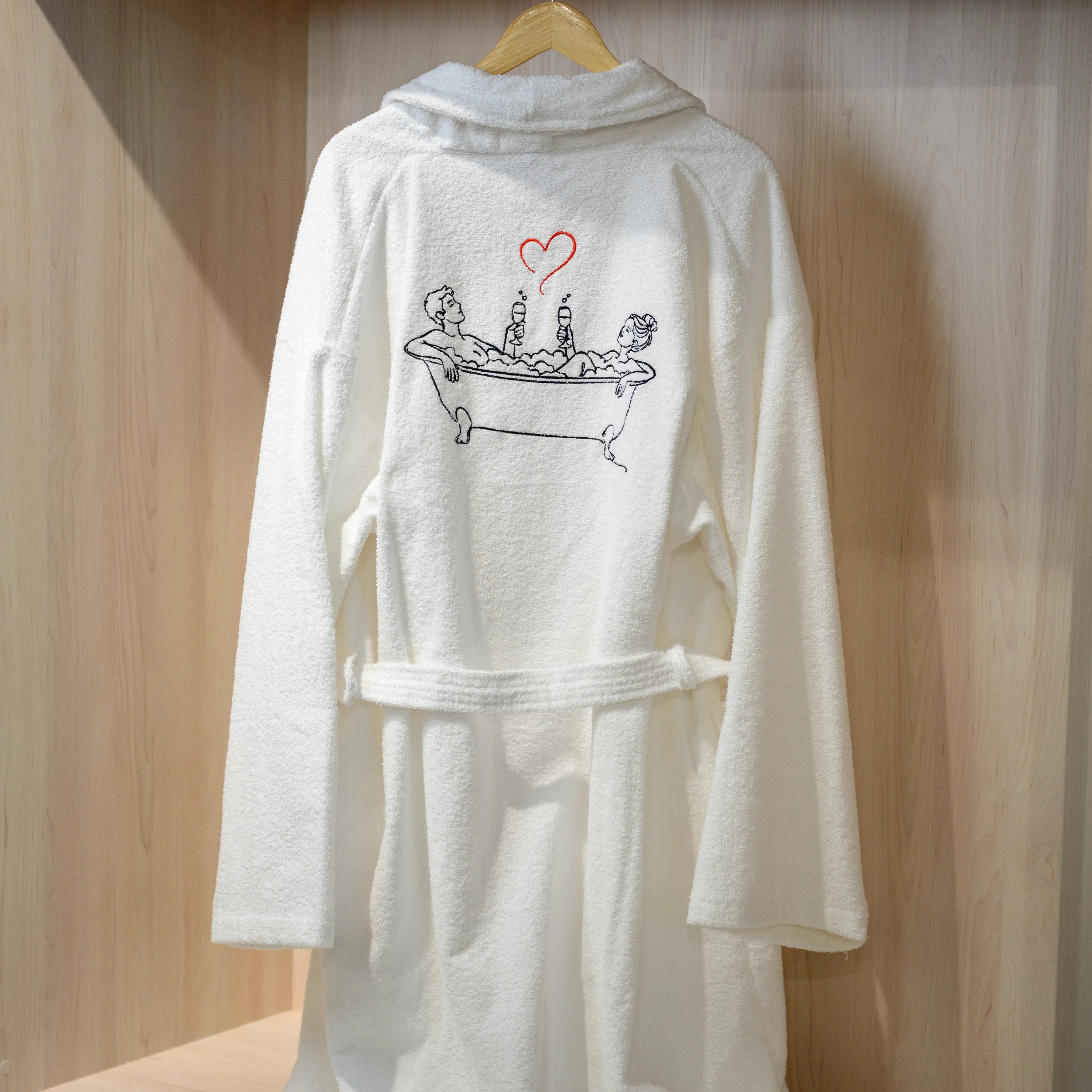 Halat de baie alb brodat Time For Us, 450 gr/mp, calitate hoteliera