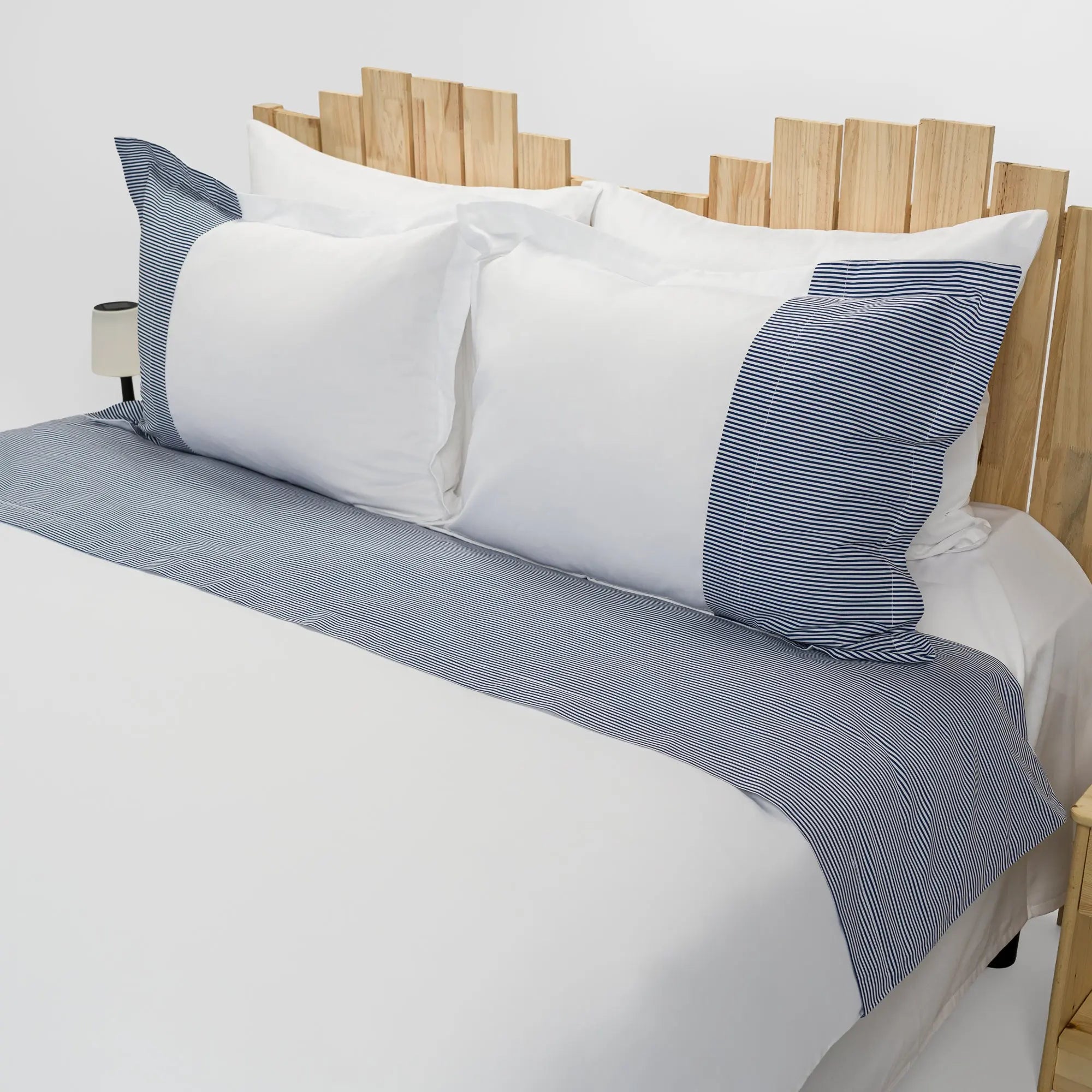 Lenjerie de pat 1 persoană Albă din bumbac satinat dens cu motive dungi, personalizabilă – CRUISE CASA CRYSTAL CasaCrystal