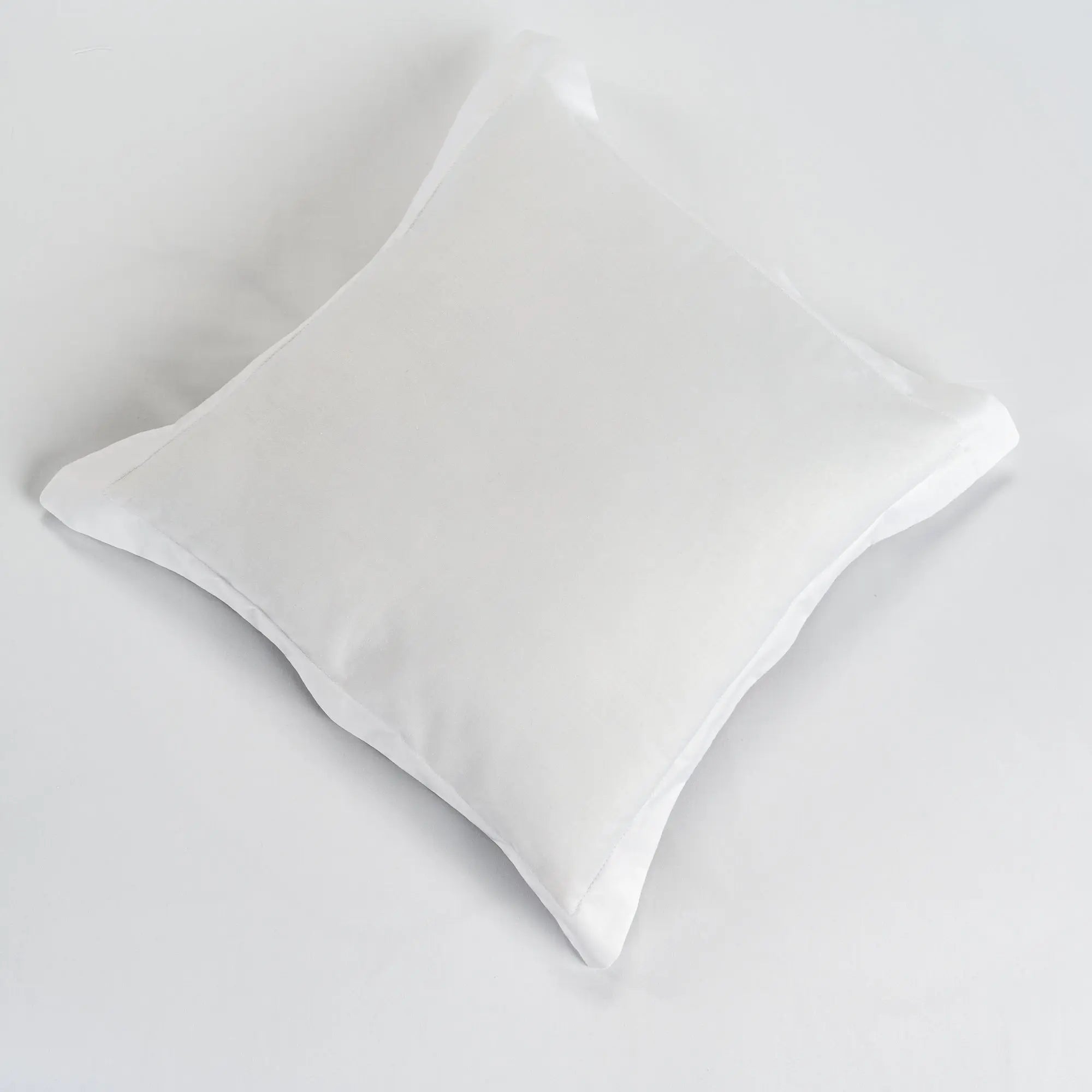 Lenjerie de pat 1 persoană Albă din bumbac satinat dens și dantelă albastră, personalizabilă – MELISA CASA CRYSTAL CasaCrystal