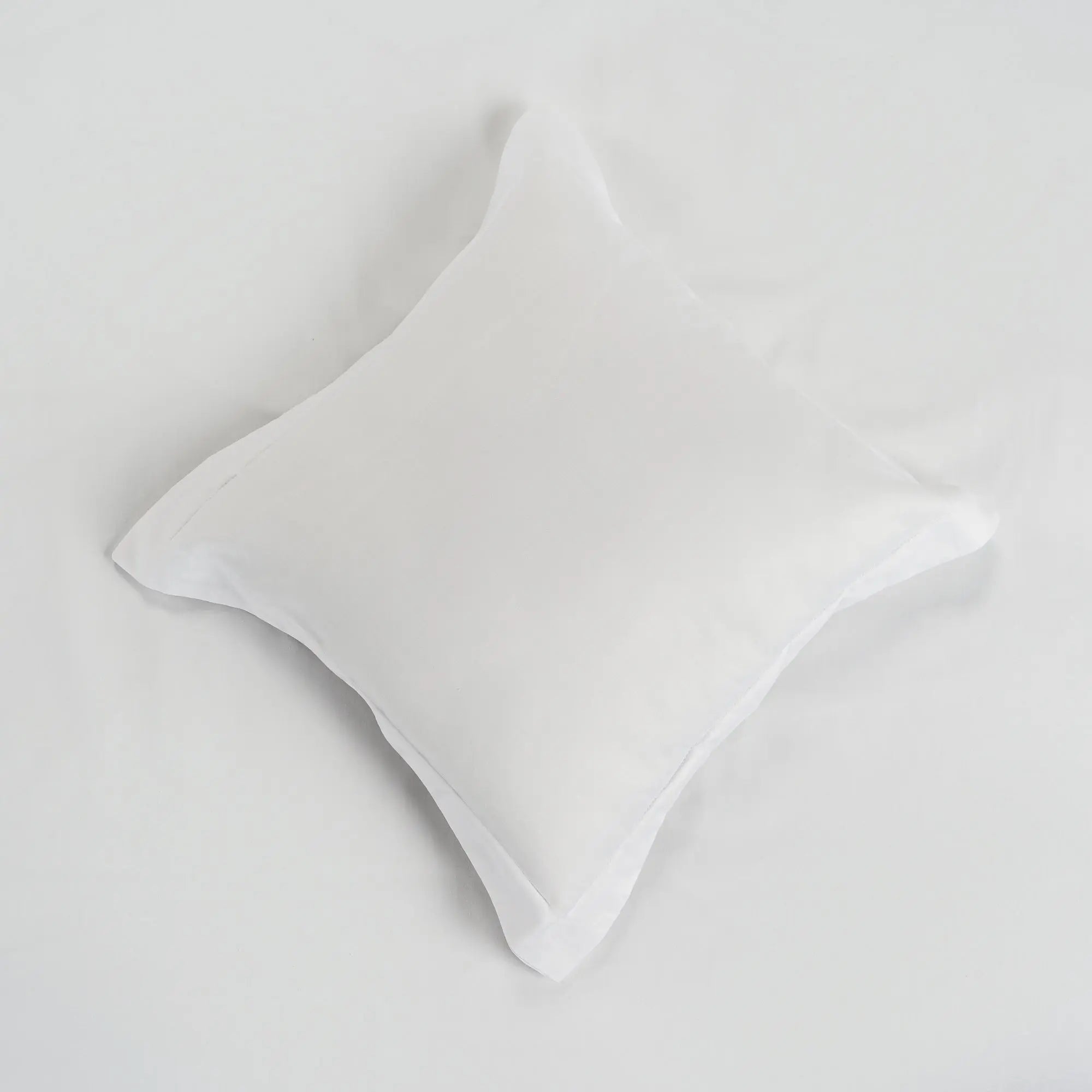 Lenjerie de pat 1 persoană Albă din bumbac satinat dens și dantelă, personalizabilă – ANORA CASA CRYSTAL CasaCrystal