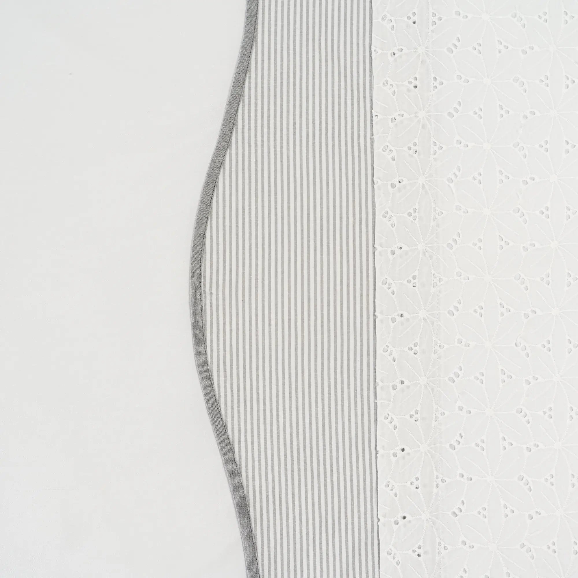 Lenjerie de pat 1 persoană Albă din bumbac satinat dens și dantelă, personalizabilă – ANORA CASA CRYSTAL CasaCrystal