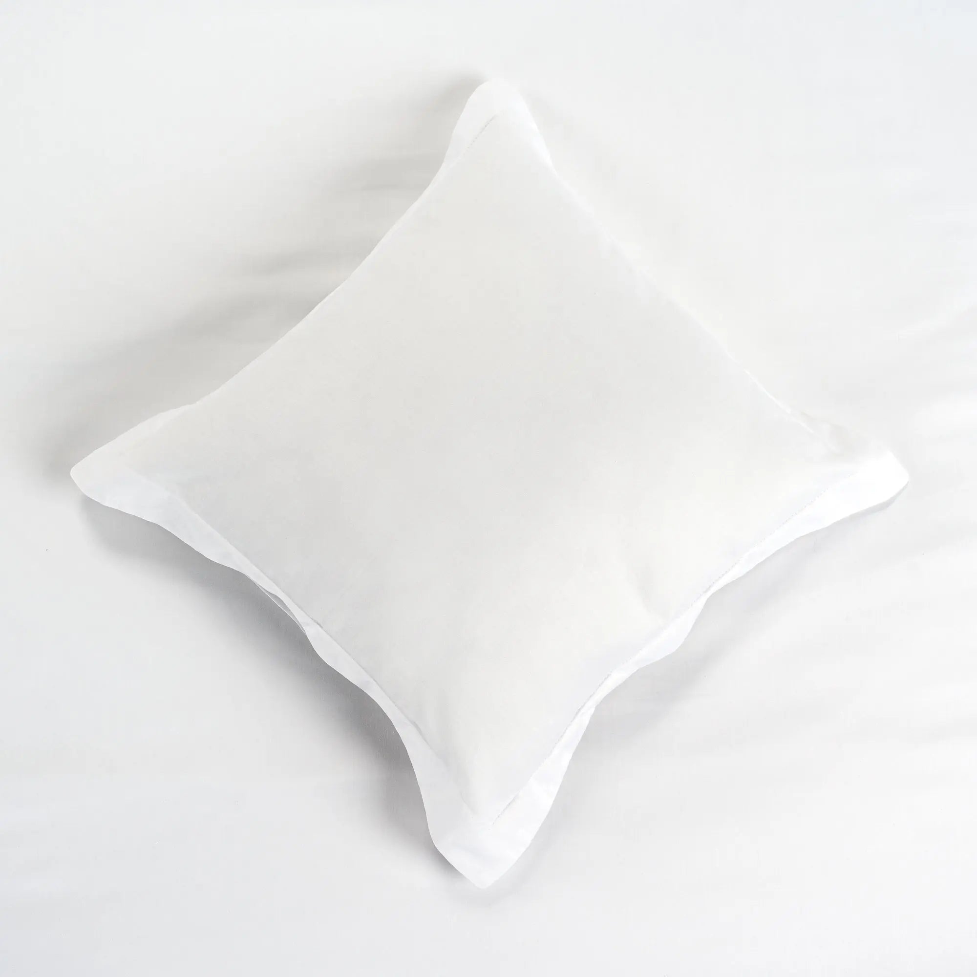 Lenjerie de pat 1 persoană Albă din bumbac satinat dens și dantelă, personalizabilă – RENATA CASA CRYSTAL CasaCrystal