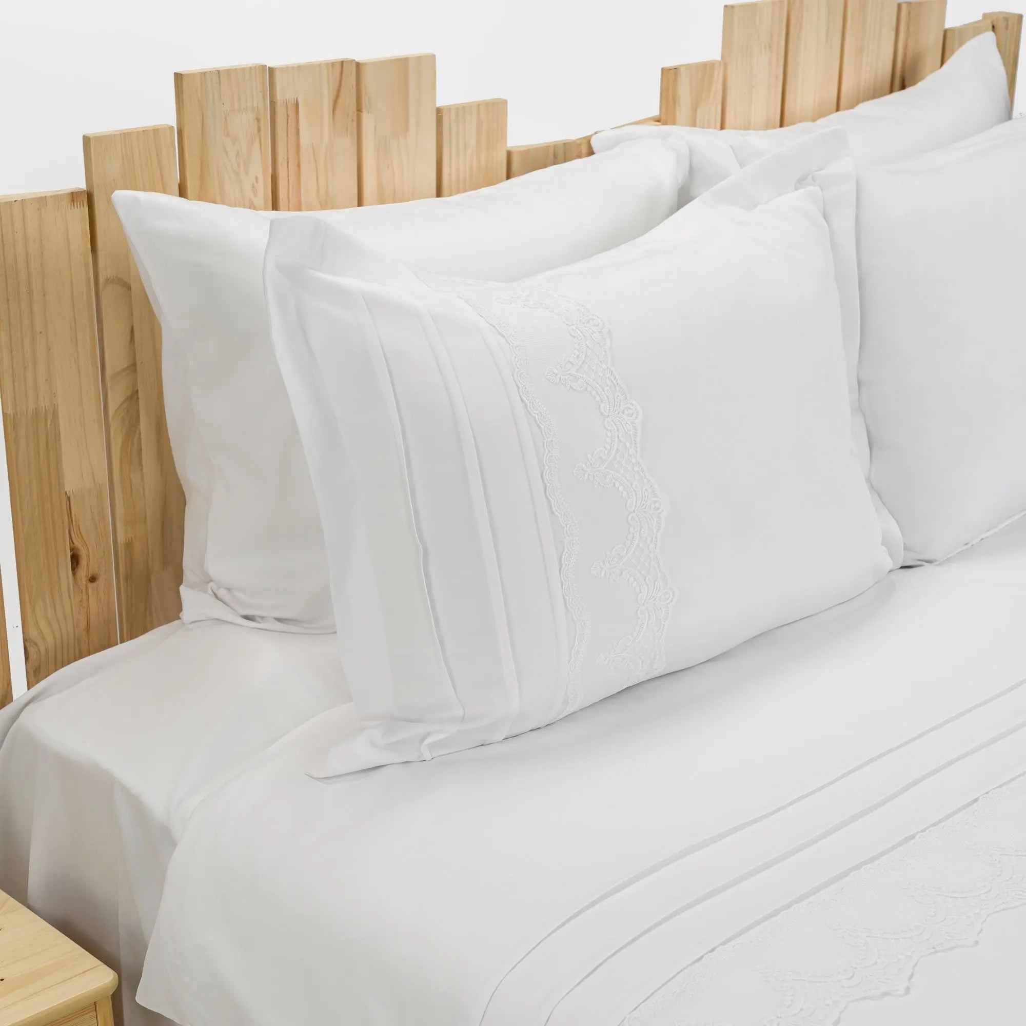 Lenjerie de pat 1 persoană Albă din bumbac satinat dens și dantelă, personalizabilă – RENATA CASA CRYSTAL CasaCrystal