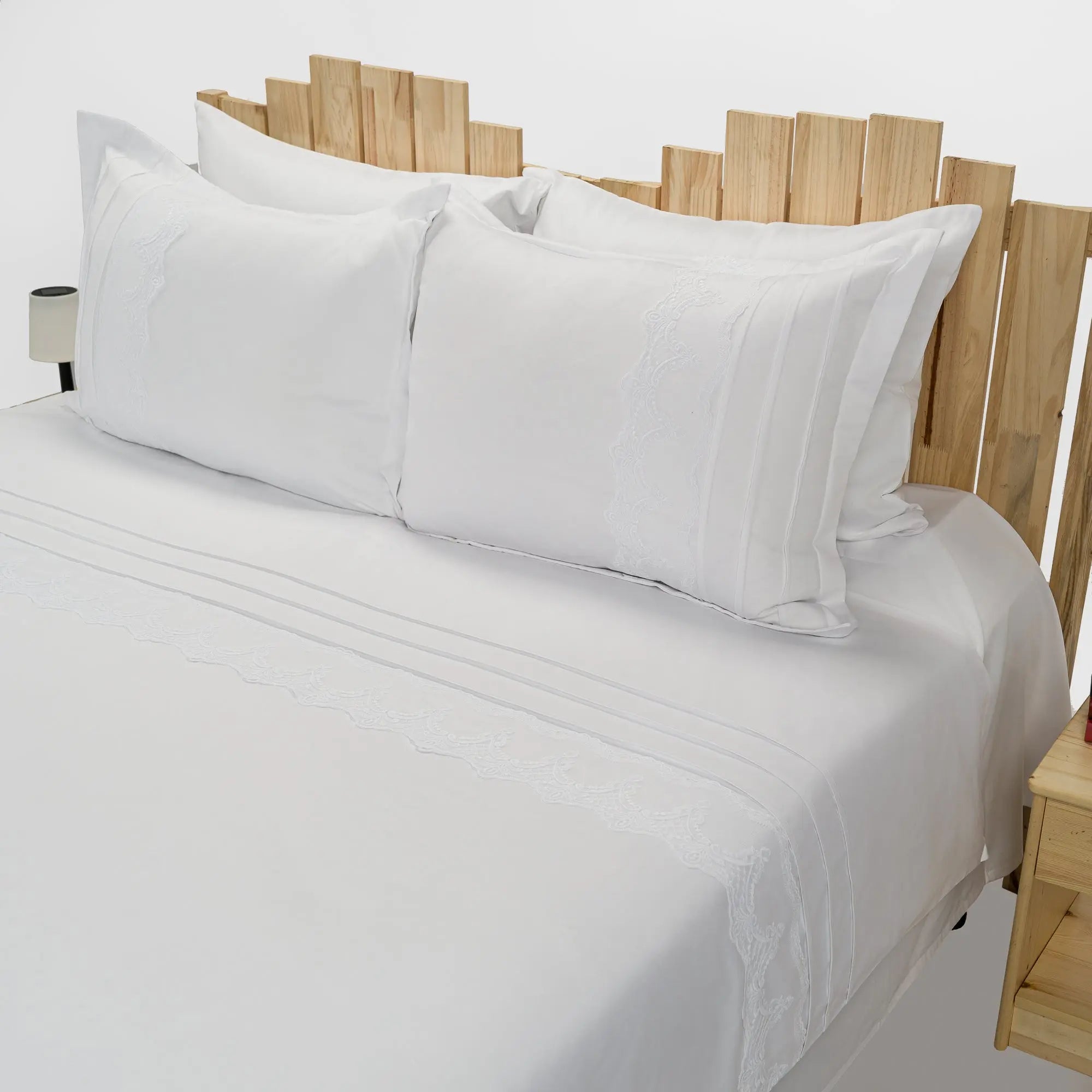 Lenjerie de pat 1 persoană Albă din bumbac satinat dens și dantelă, personalizabilă – RENATA CASA CRYSTAL CasaCrystal