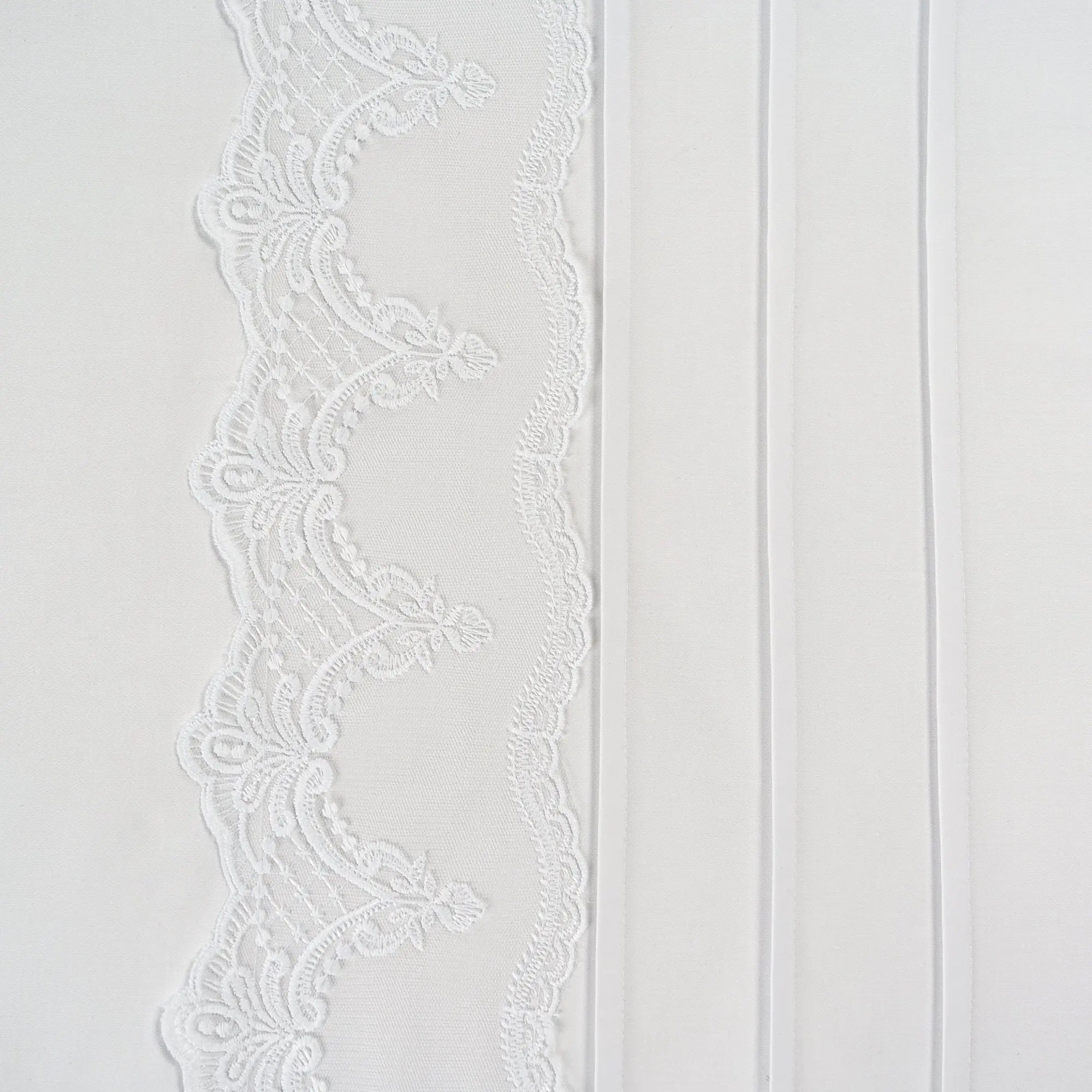 Lenjerie de pat 1 persoană Albă din bumbac satinat dens și dantelă, personalizabilă – RENATA CASA CRYSTAL CasaCrystal