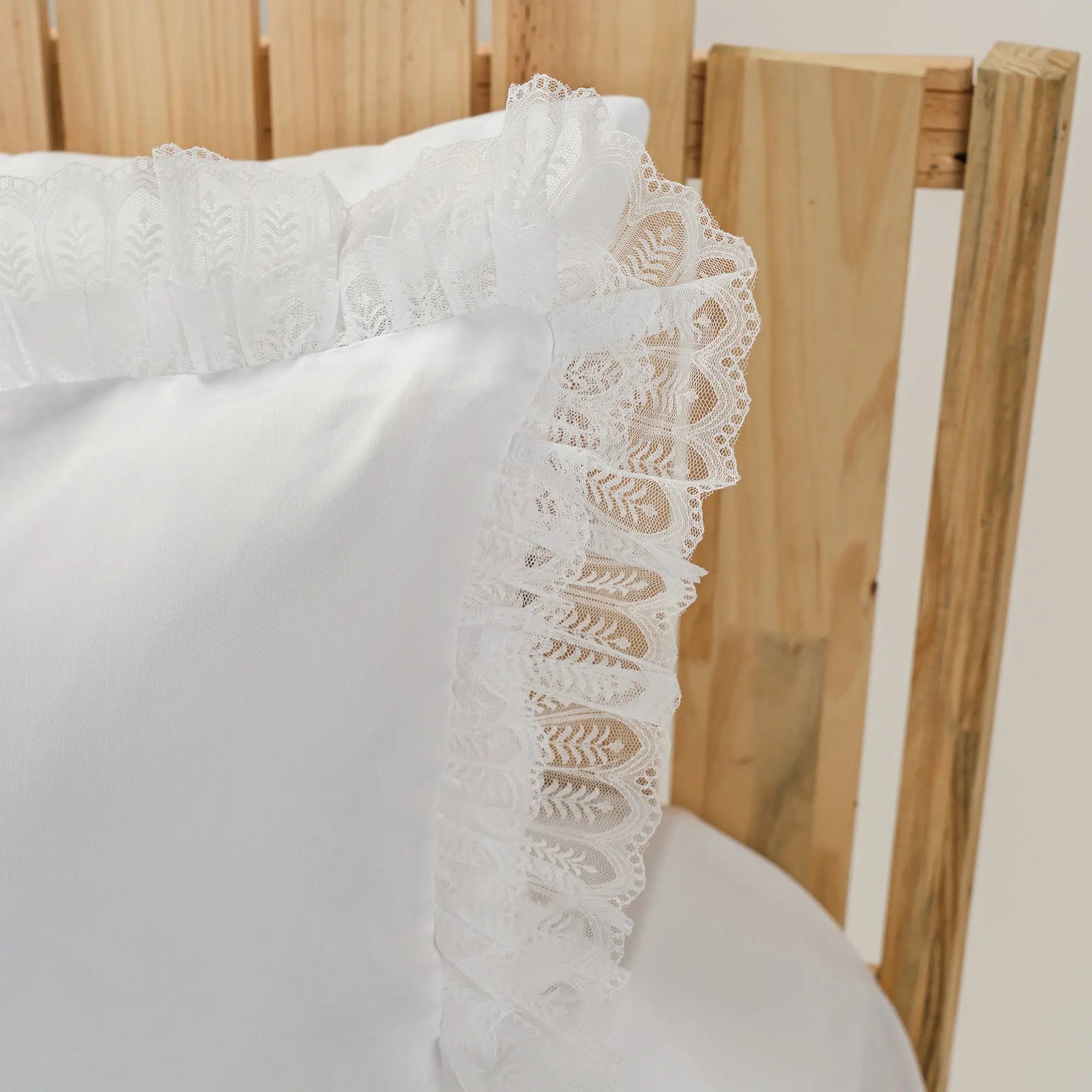 Lenjerie de pat 1 persoană Albă din bumbac satinat dens și dantelă, personalizabilă – SOPHIA CASA CRYSTAL CasaCrystal