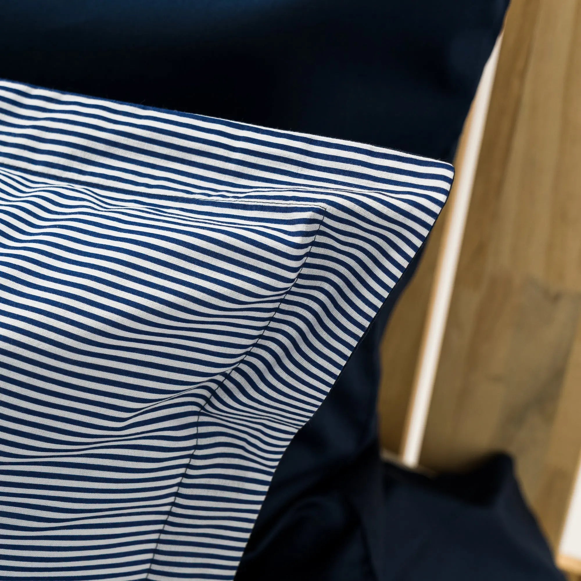 Lenjerie de pat 1 persoană Albastră din bumbac satinat dens cu motive dungi, personalizabilă – SAILOR CASA CRYSTAL CasaCrystal