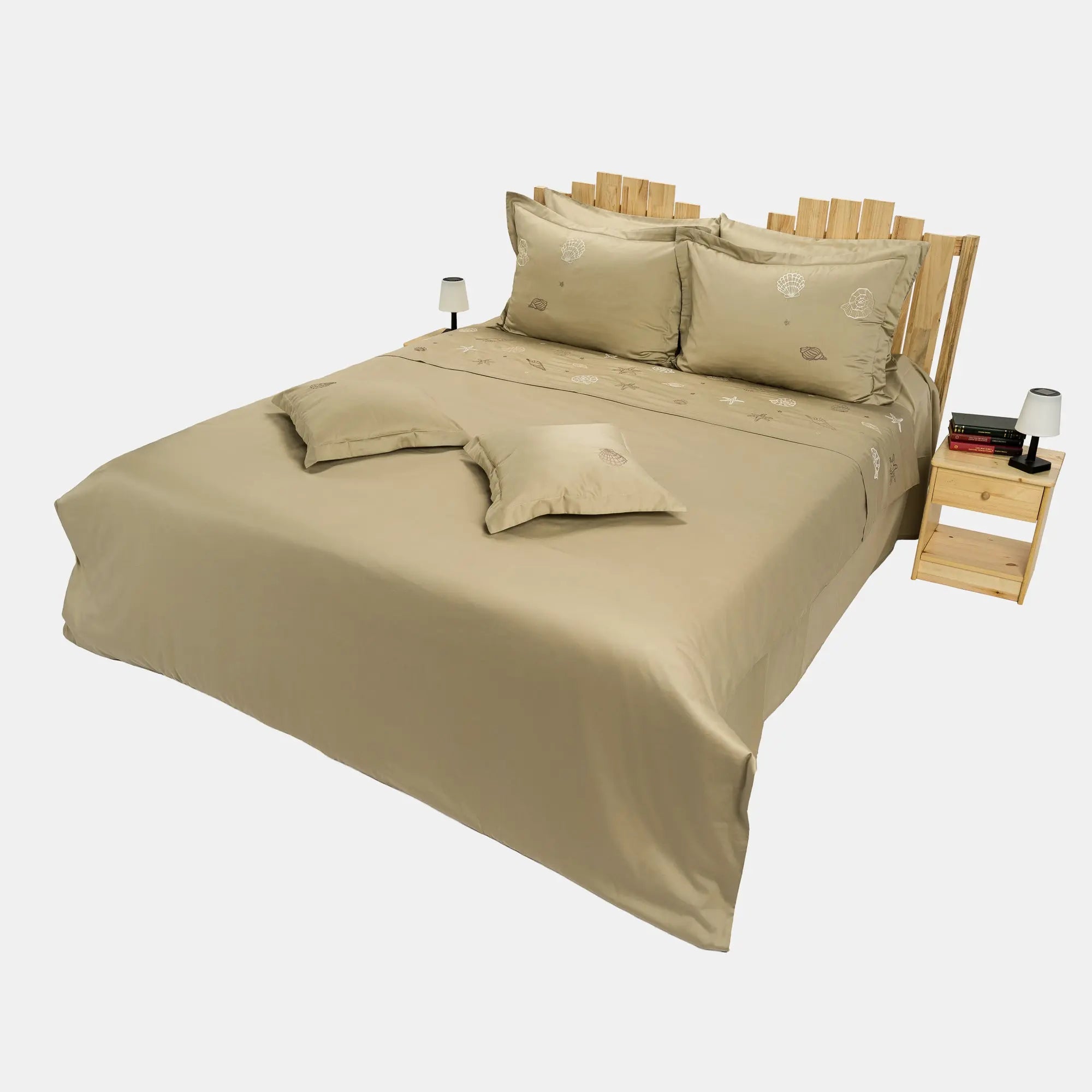 Lenjerie de pat 1 persoană Bej din bumbac satinat dens brodată cu motive marine (scoici), personalizabilă –SAND CASA CRYSTAL CasaCrystal