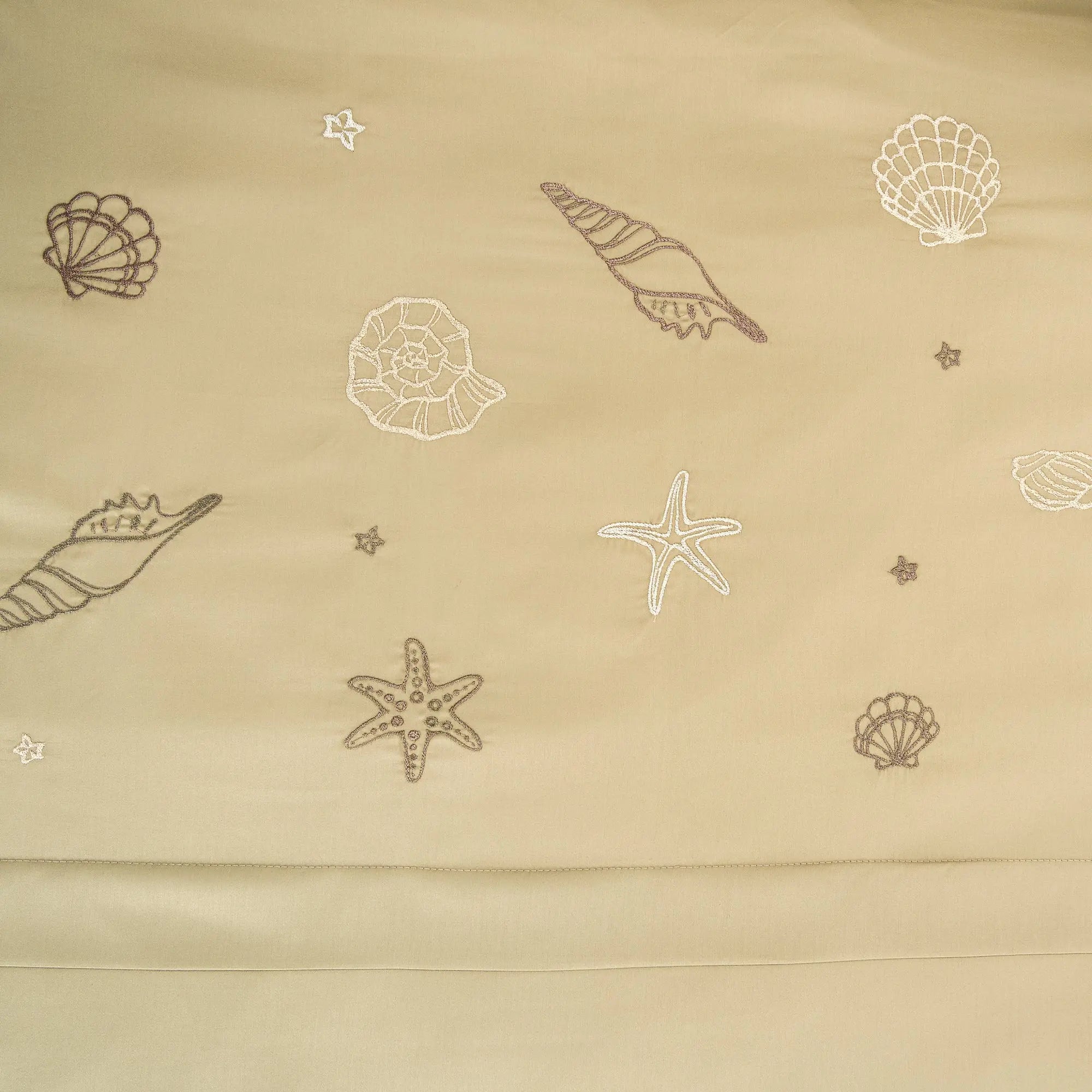 Lenjerie de pat 1 persoană Bej din bumbac satinat dens brodată cu motive marine (scoici), personalizabilă –SAND CASA CRYSTAL CasaCrystal