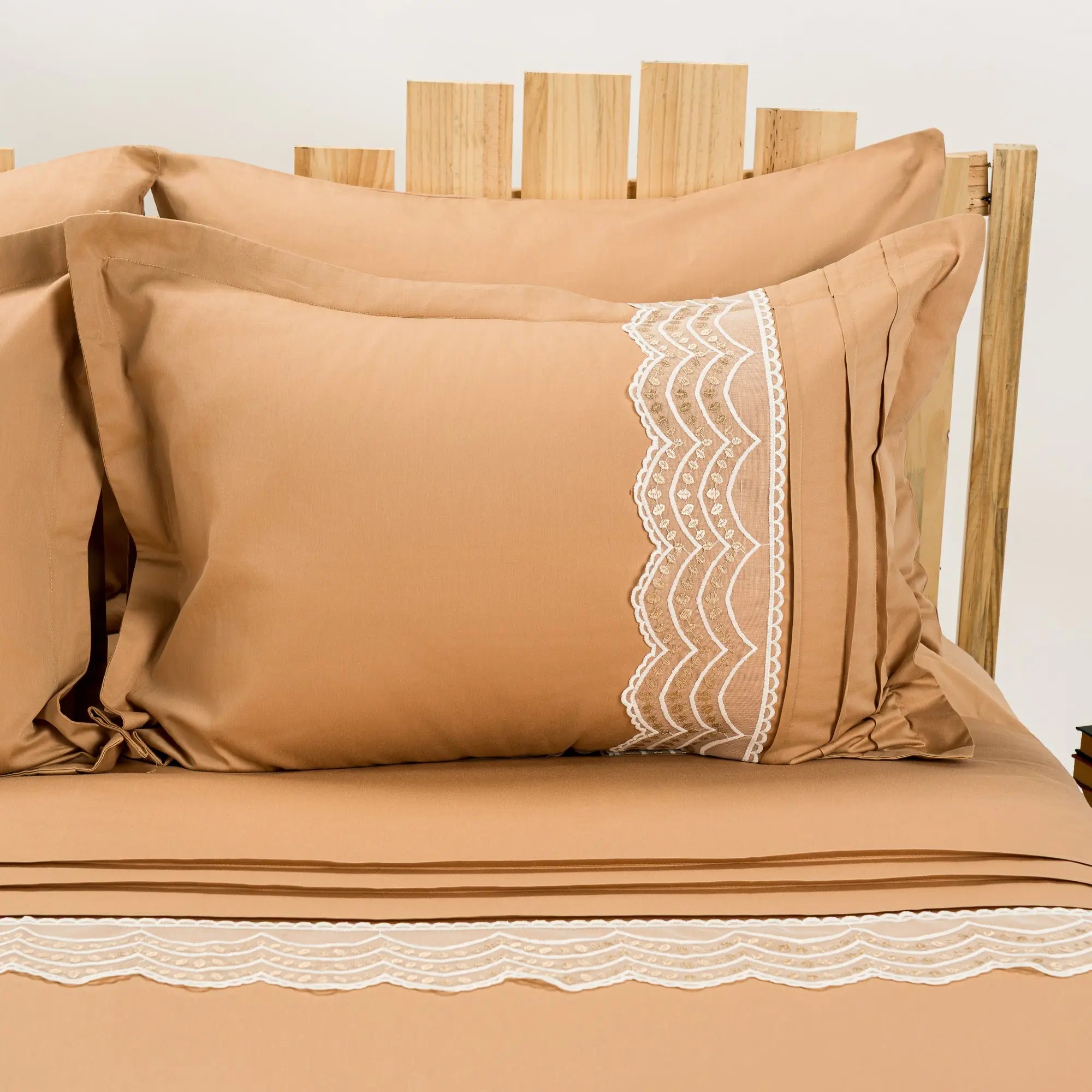 Lenjerie de pat 1 persoană Bej din bumbac satinat dens cu motive dantelă, personalizabilă – GOLDY CASA CRYSTAL CasaCrystal