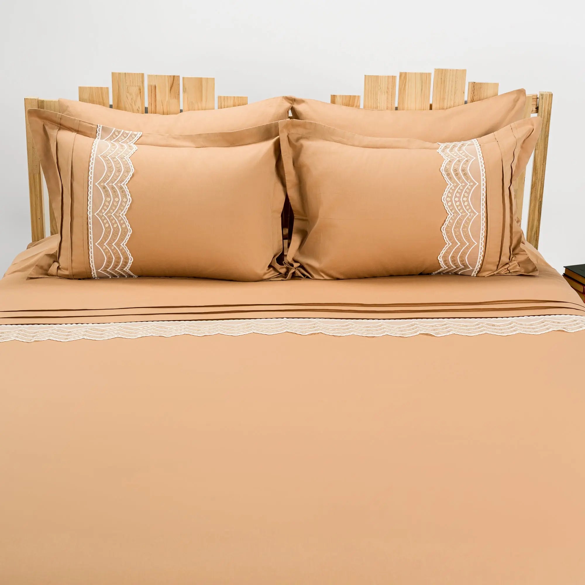 Lenjerie de pat 1 persoană Bej din bumbac satinat dens cu motive dantelă, personalizabilă – GOLDY CASA CRYSTAL CasaCrystal