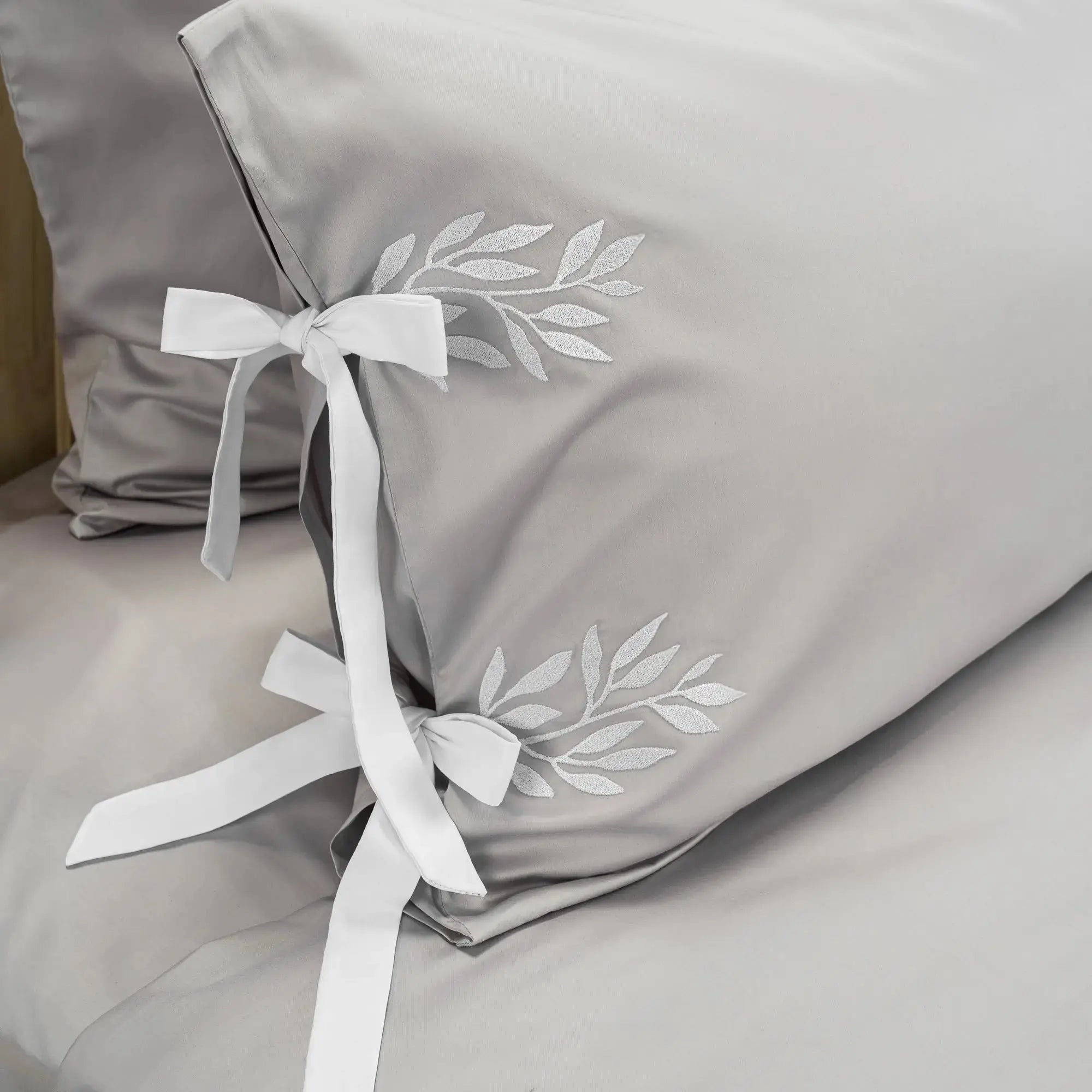 Lenjerie de pat 2 persoane Gri din bumbac satinat brodată cu motive florale, personalizabilă – CINDERELLA CasaCrystal CasaCrystal