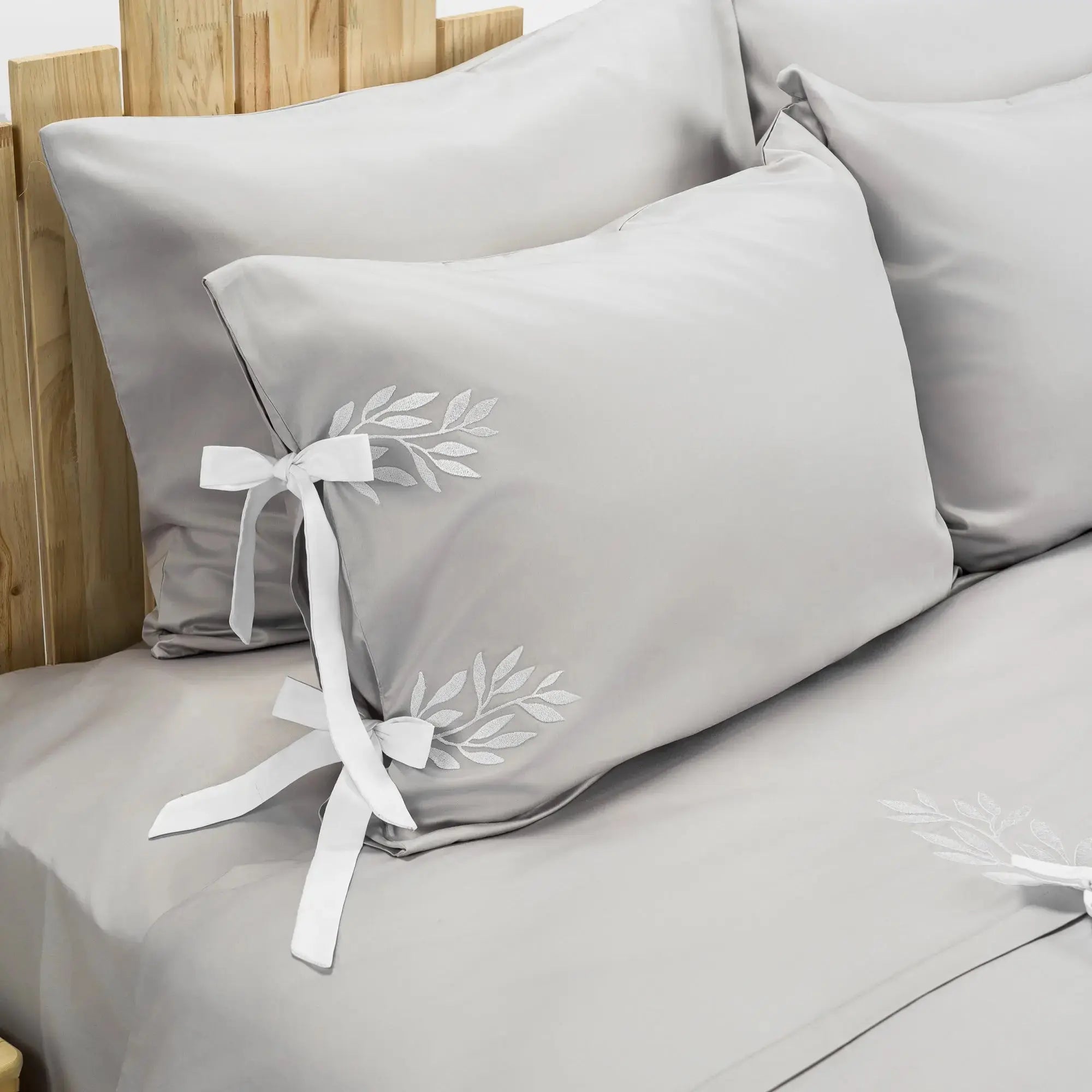 Lenjerie de pat 2 persoane Gri din bumbac satinat brodată cu motive florale, personalizabilă – CINDERELLA CasaCrystal CasaCrystal