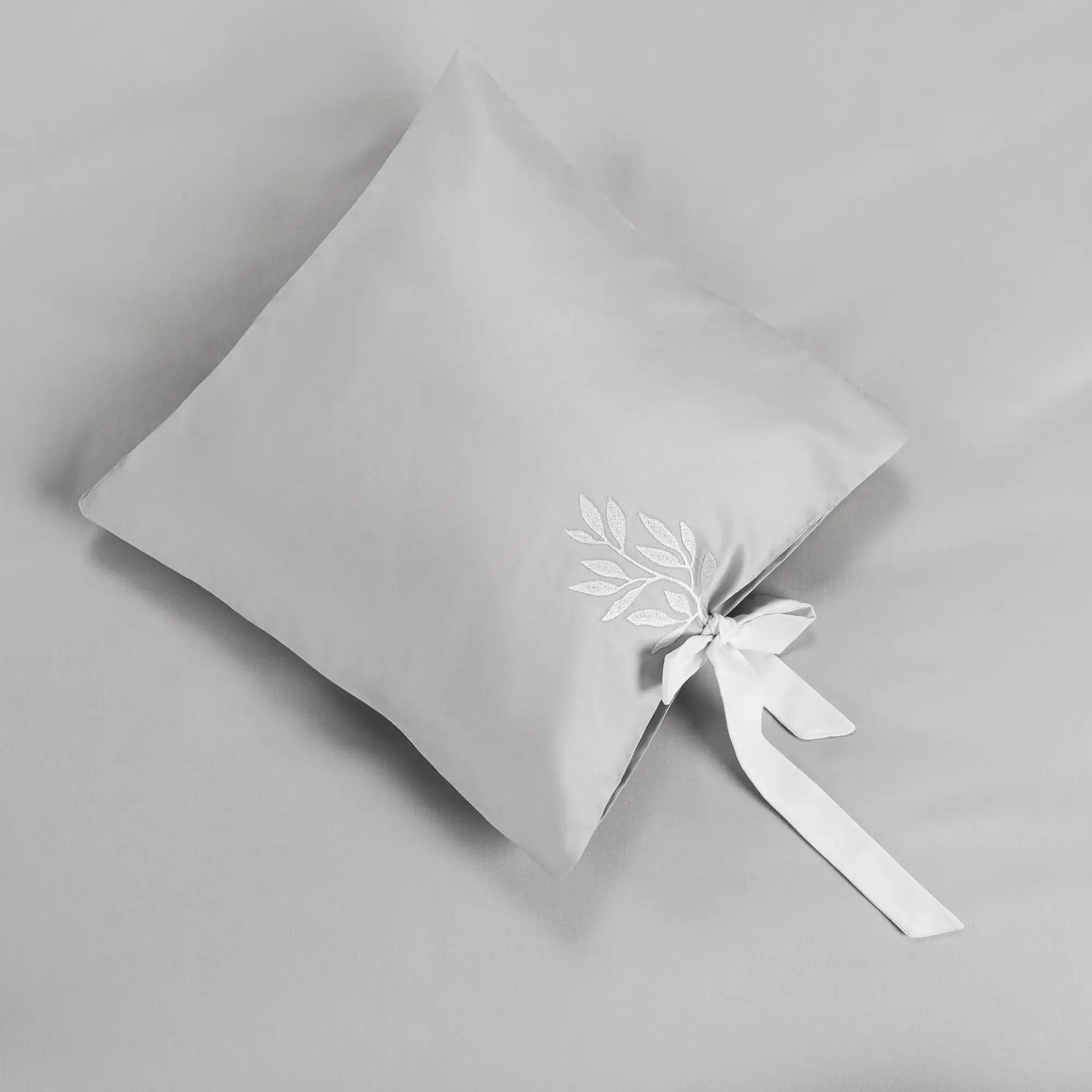 Lenjerie de pat 2 persoane Gri din bumbac satinat brodată cu motive florale, personalizabilă – CINDERELLA CasaCrystal CasaCrystal