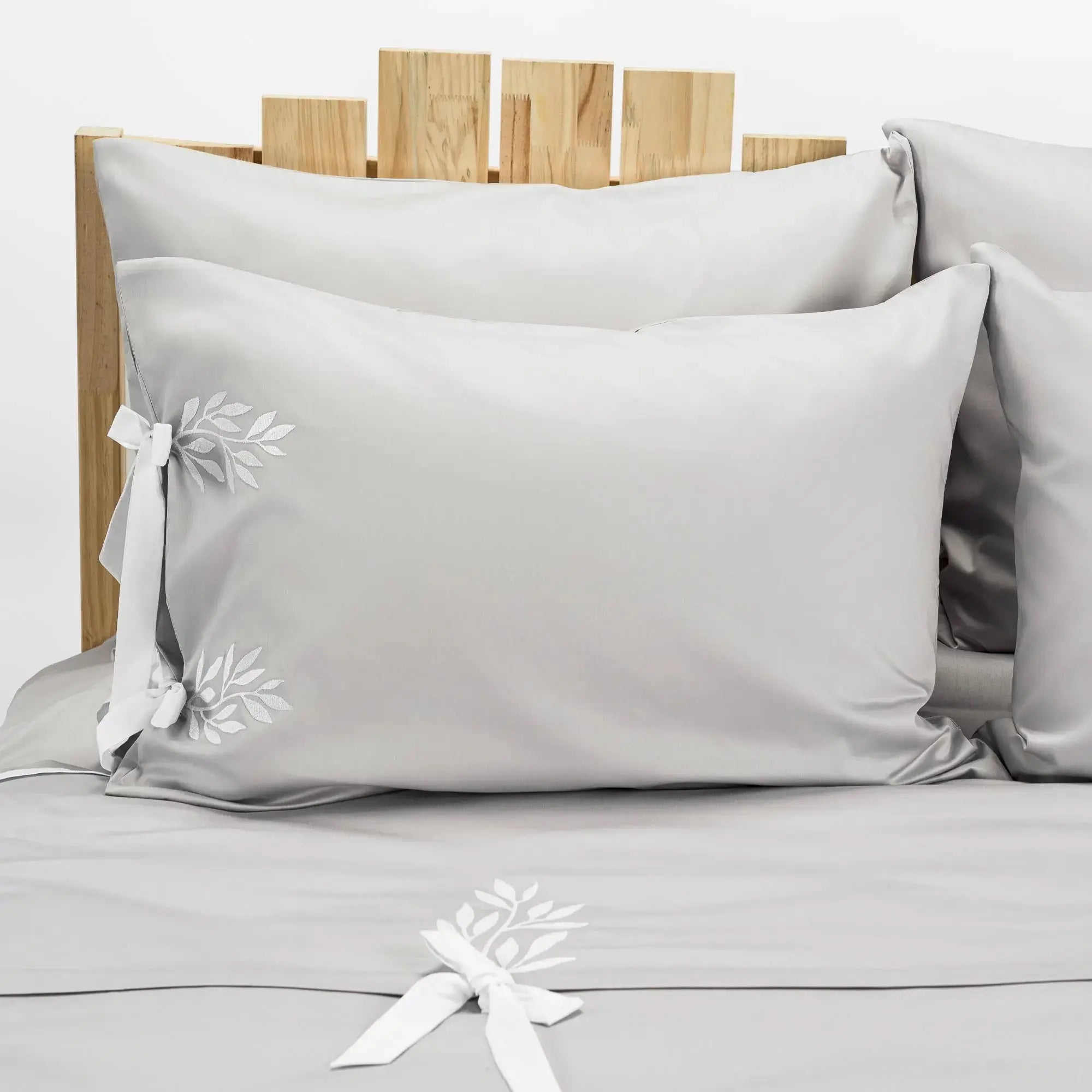 Lenjerie de pat 2 persoane Gri din bumbac satinat brodată cu motive florale, personalizabilă – CINDERELLA CasaCrystal CasaCrystal