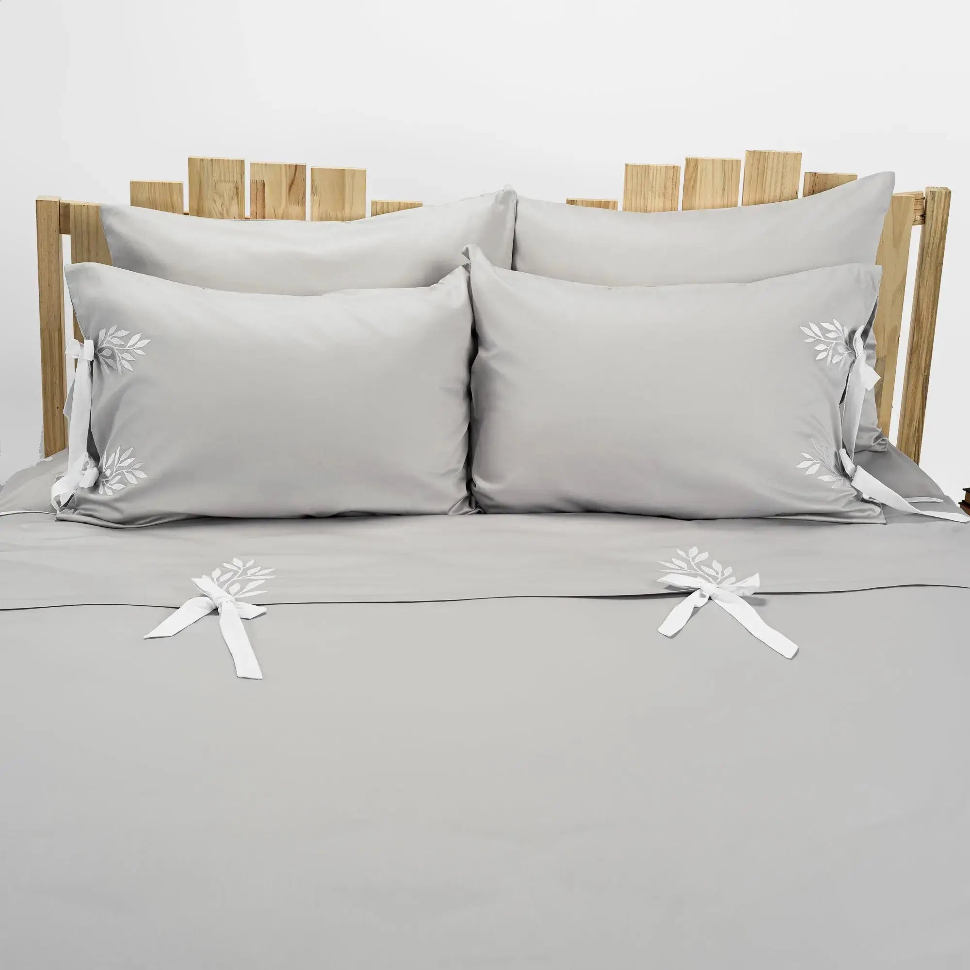 Lenjerie de pat 2 persoane Gri din bumbac satinat brodată cu motive florale, personalizabilă – CINDERELLA CasaCrystal CasaCrystal