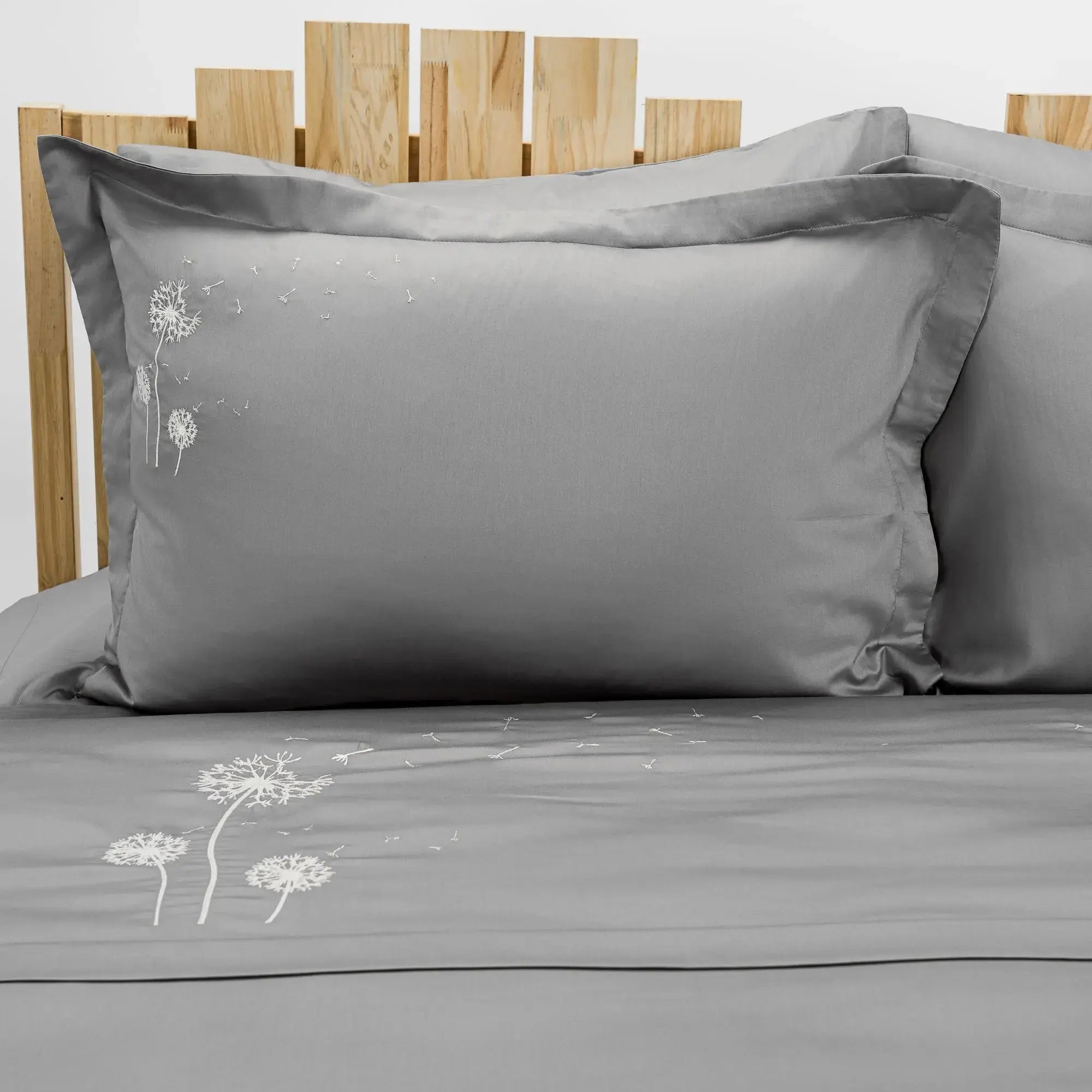 Lenjerie de pat 2 persoane Gri din bumbac satinat dens brodată cu motive florale, personalizabilă – DANDELIONS GREY CASA CRYSTAL CasaCrystal