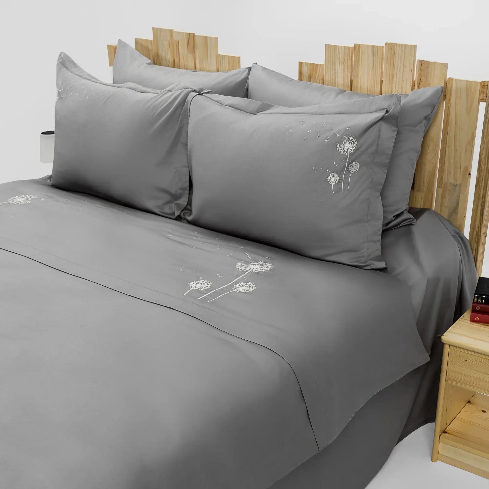 Lenjerie de pat 2 persoane Gri din bumbac satinat dens brodată cu motive florale, personalizabilă – DANDELIONS GREY CASA CRYSTAL CasaCrystal