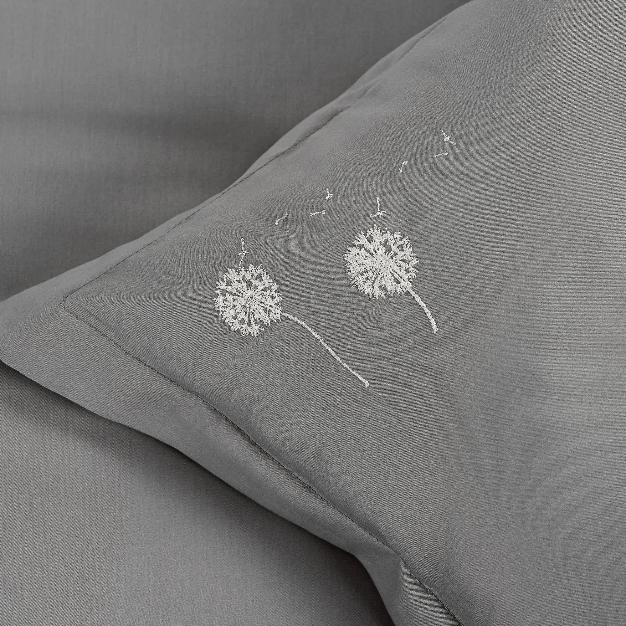 Lenjerie de pat 2 persoane Gri din bumbac satinat dens brodată cu motive florale, personalizabilă – DANDELIONS GREY CASA CRYSTAL CasaCrystal