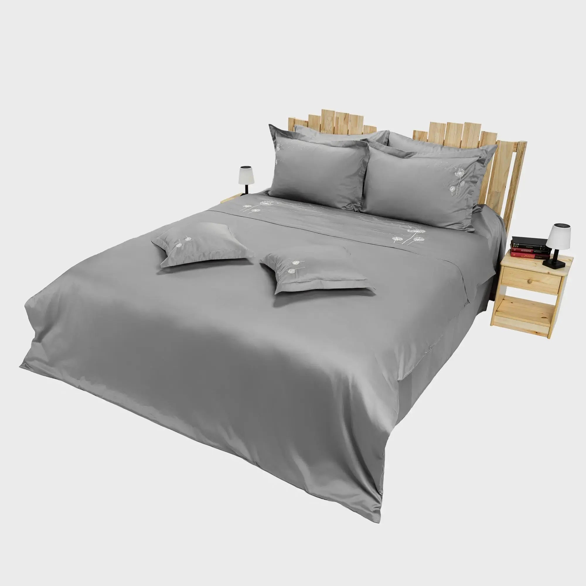 Lenjerie de pat 2 persoane Gri din bumbac satinat dens brodată cu motive florale, personalizabilă – DANDELIONS GREY CASA CRYSTAL CasaCrystal