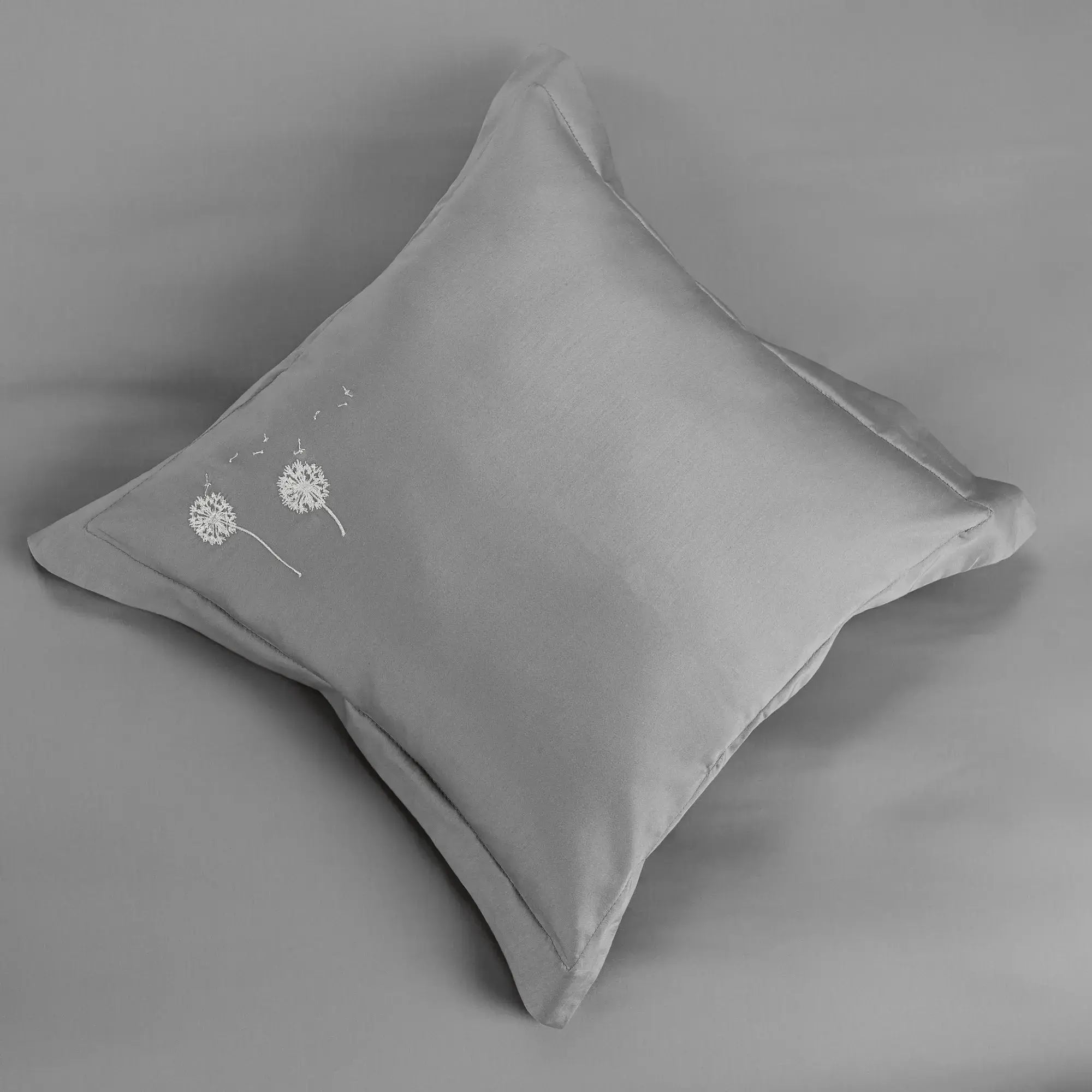 Lenjerie de pat 2 persoane Gri din bumbac satinat dens brodată cu motive florale, personalizabilă – DANDELIONS GREY CASA CRYSTAL CasaCrystal