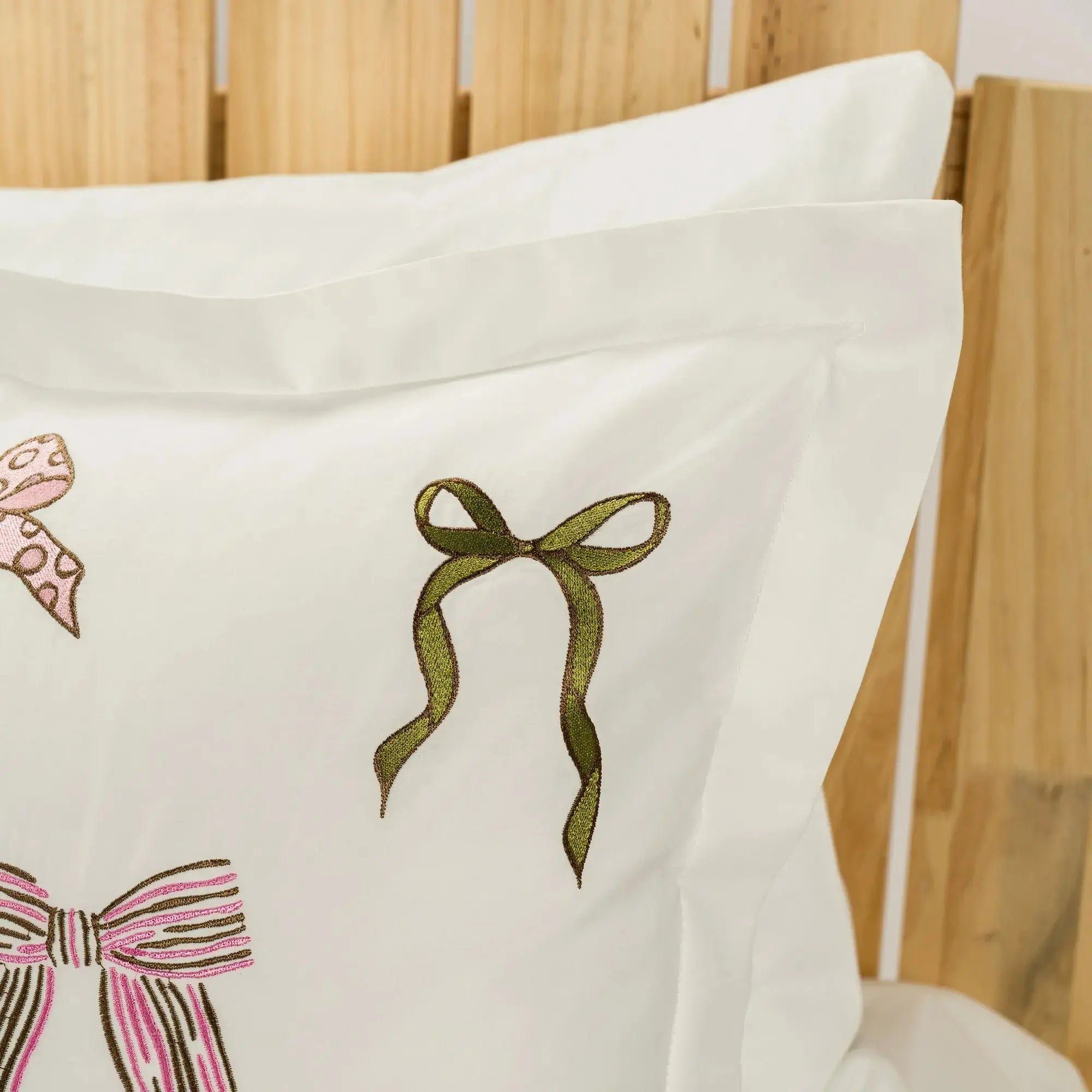 Lenjerie de pat 2 persoane Ivoar din bumbac satinat dens brodată cu motive funde, personalizabilă – TEA PARTY CasaCrystal CasaCrystal