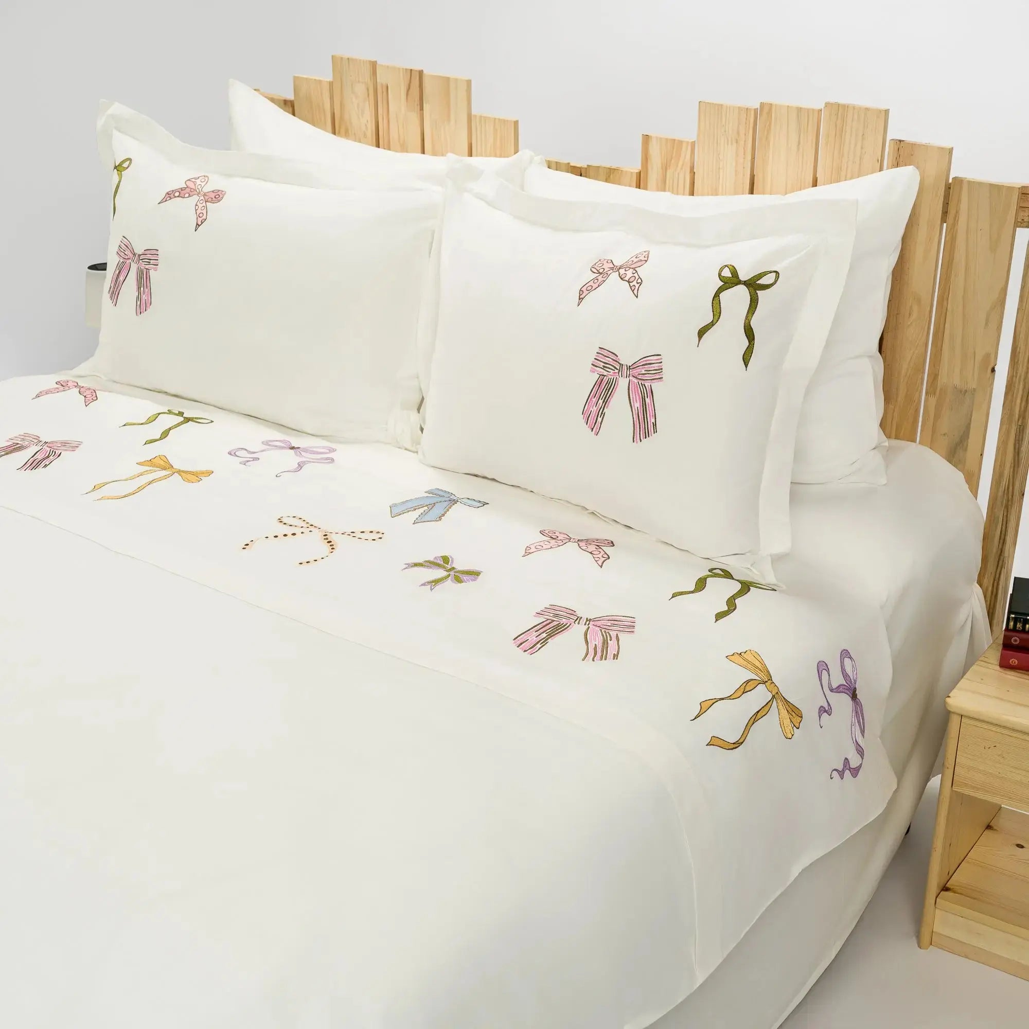 Lenjerie de pat 2 persoane Ivoar din bumbac satinat dens brodată cu motive funde, personalizabilă – TEA PARTY CasaCrystal CasaCrystal