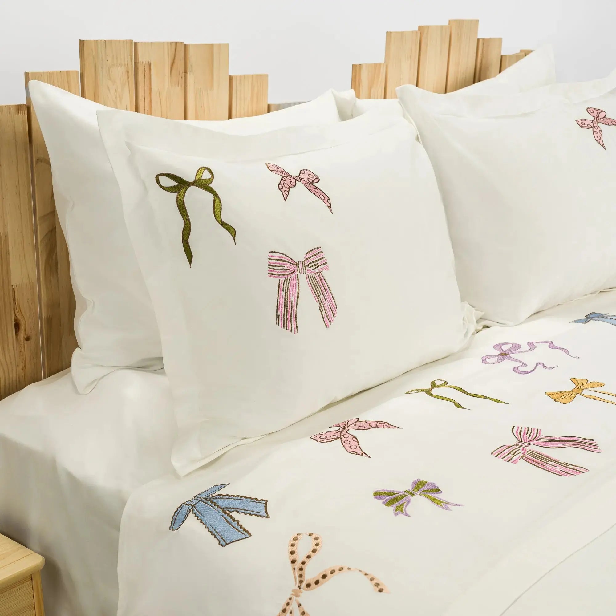 Lenjerie de pat 2 persoane Ivoar din bumbac satinat dens brodată cu motive funde, personalizabilă – TEA PARTY CasaCrystal CasaCrystal