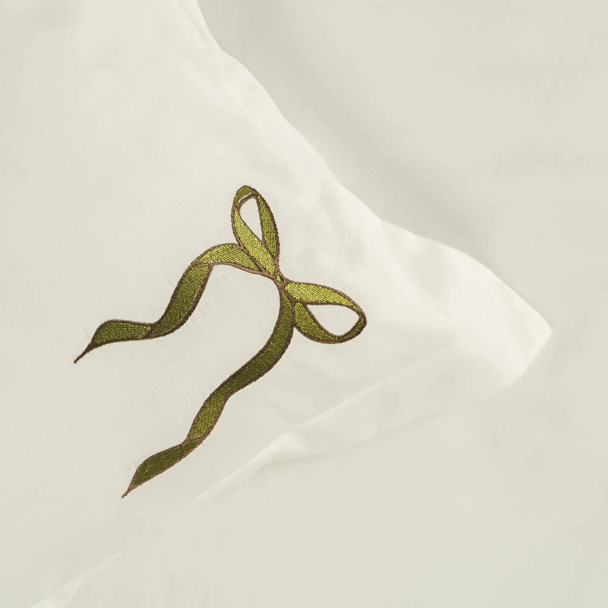 Lenjerie de pat 2 persoane Ivoar din bumbac satinat dens brodată cu motive funde, personalizabilă – TEA PARTY CasaCrystal CasaCrystal