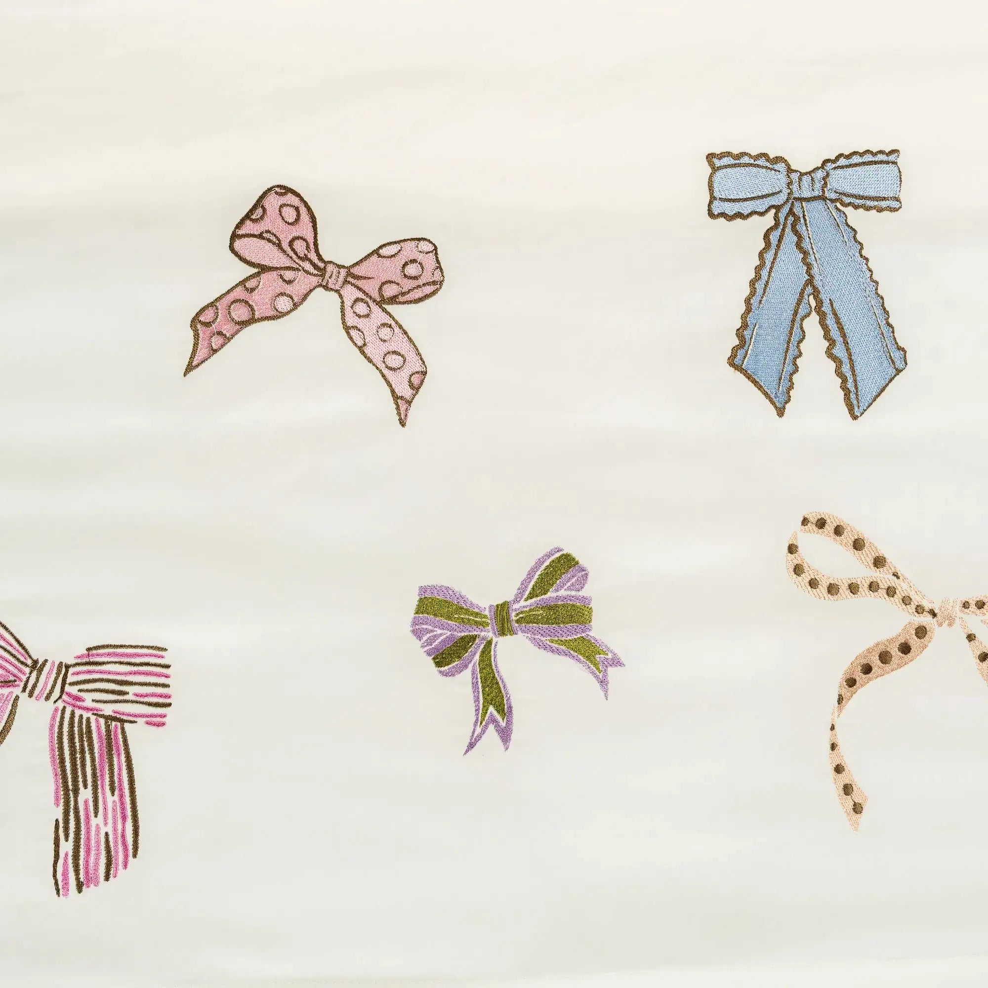 Lenjerie de pat 2 persoane Ivoar din bumbac satinat dens brodată cu motive funde, personalizabilă – TEA PARTY CasaCrystal CasaCrystal