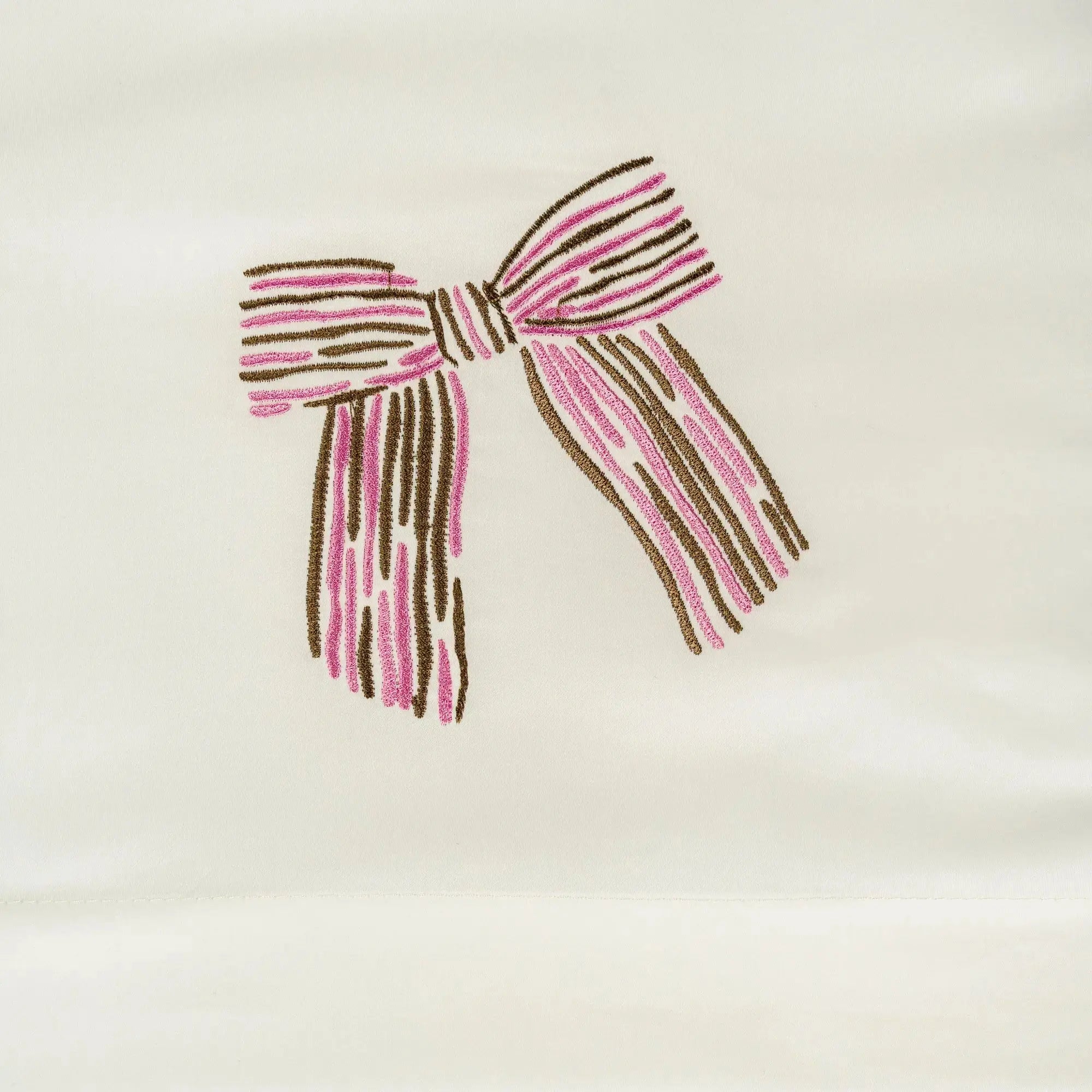 Lenjerie de pat 2 persoane Ivoar din bumbac satinat dens brodată cu motive funde, personalizabilă – TEA PARTY CasaCrystal CasaCrystal