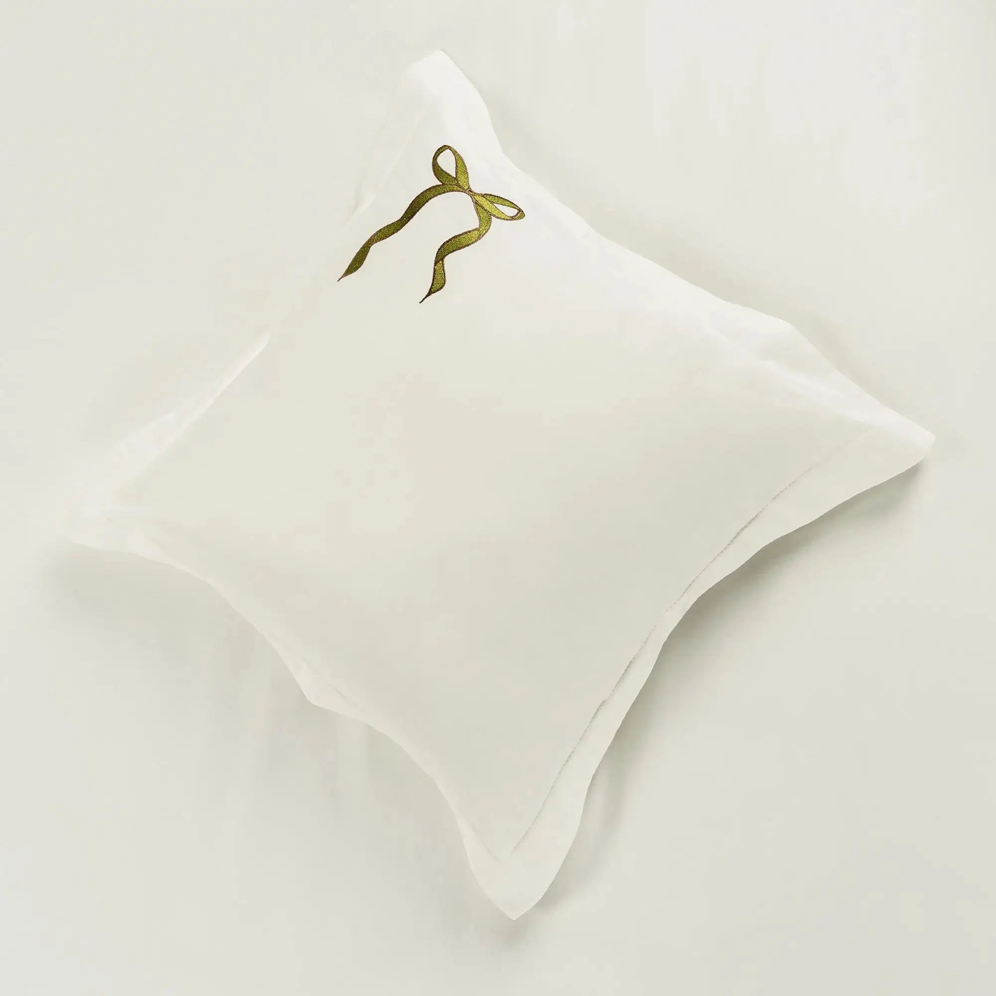 Lenjerie de pat 2 persoane Ivoar din bumbac satinat dens brodată cu motive funde, personalizabilă – TEA PARTY CasaCrystal CasaCrystal