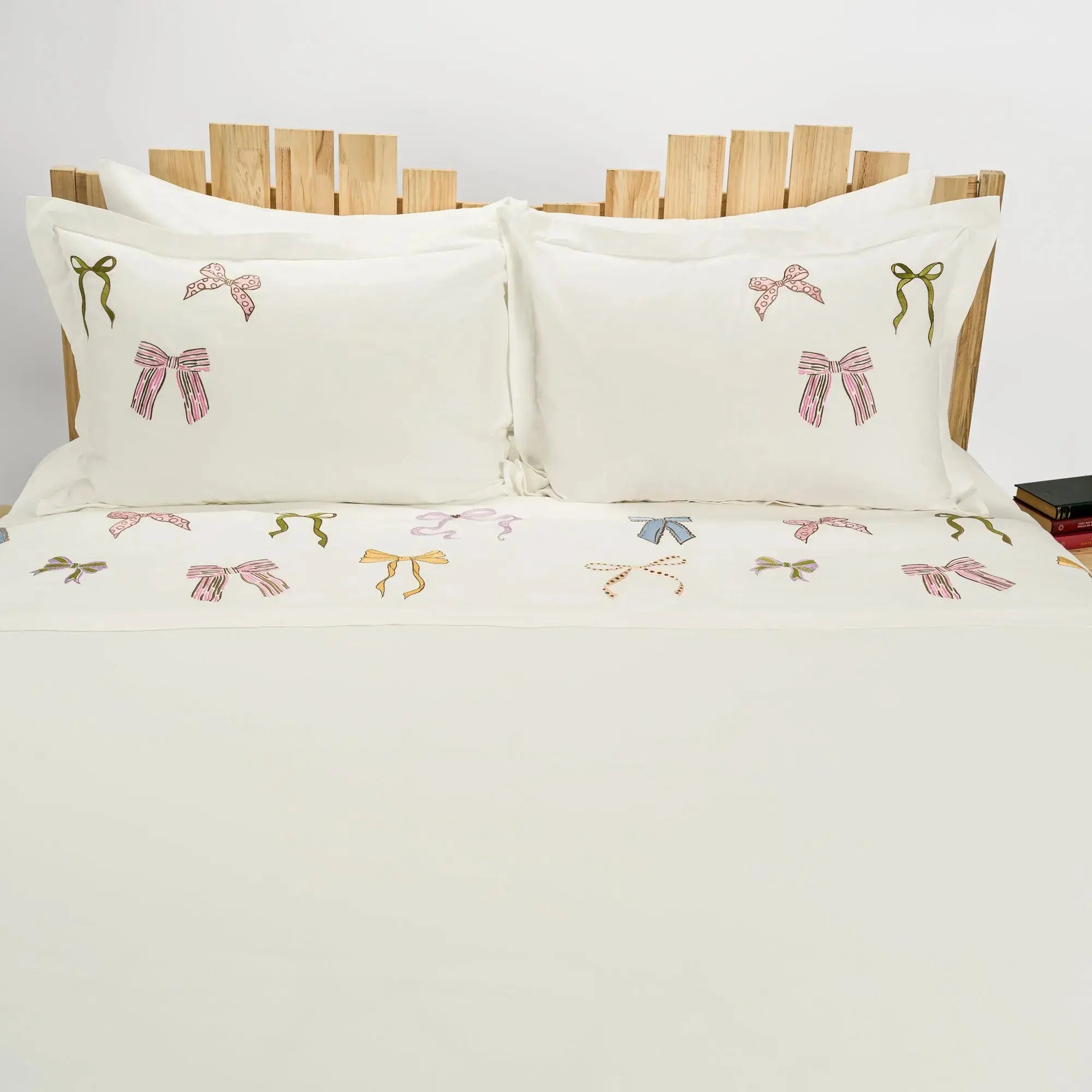 Lenjerie de pat 2 persoane Ivoar din bumbac satinat dens brodată cu motive funde, personalizabilă – TEA PARTY CasaCrystal CasaCrystal