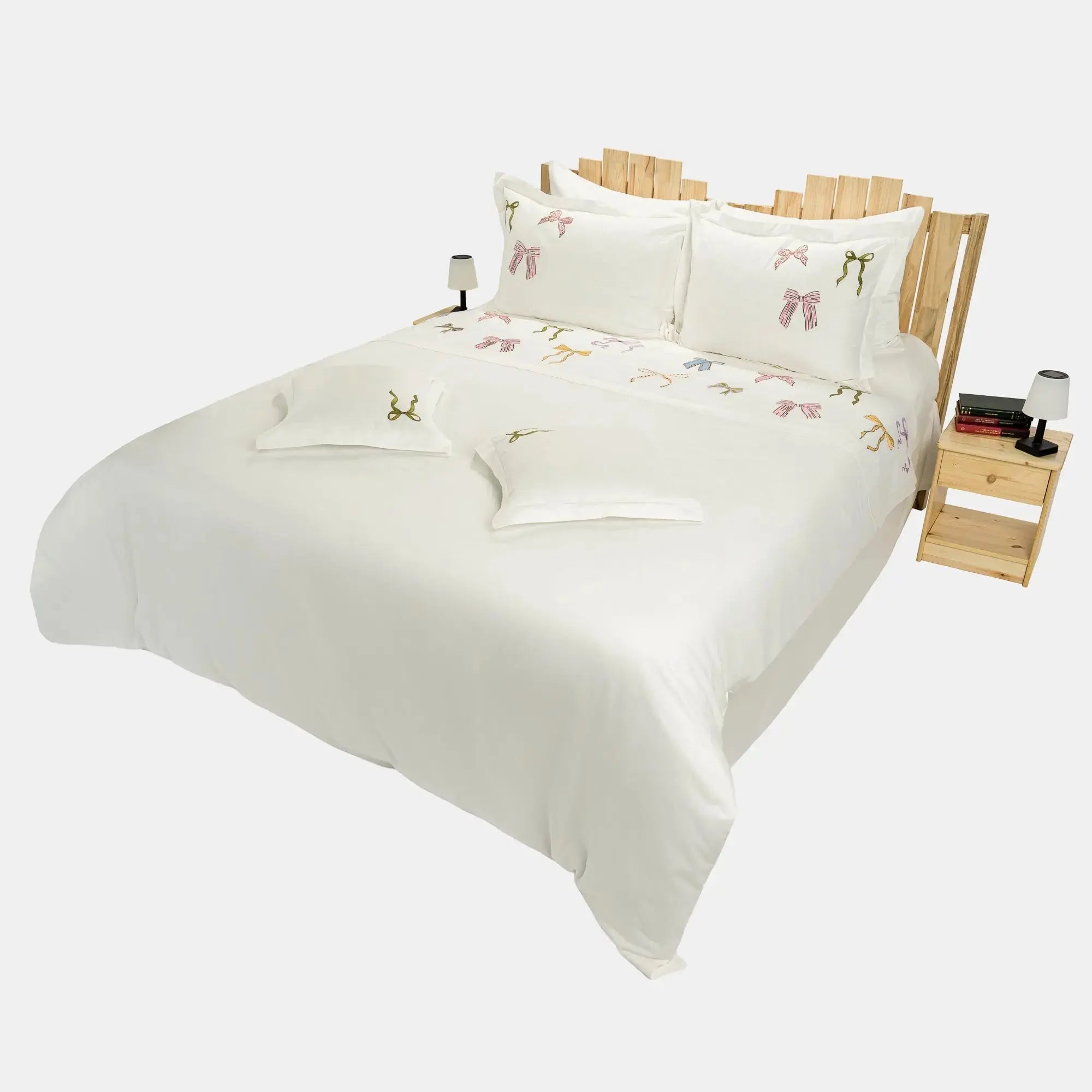 Lenjerie de pat 2 persoane Ivoar din bumbac satinat dens brodată cu motive funde, personalizabilă – TEA PARTY CasaCrystal CasaCrystal