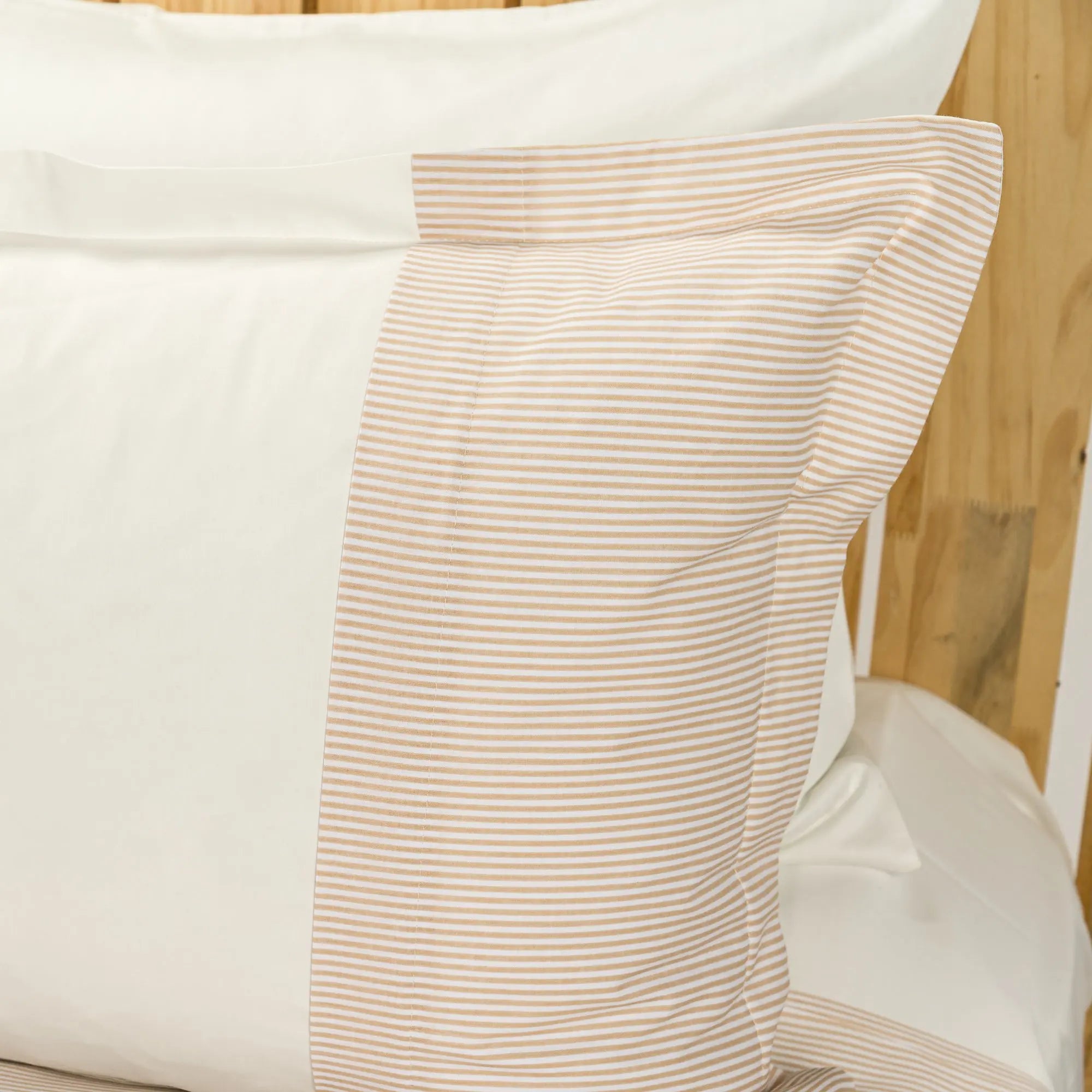 Lenjerie de pat 1 persoană Ivoar din bumbac satinat dens cu motive dungi, personalizabilă – SUNBED CASA CRYSTAL CasaCrystal