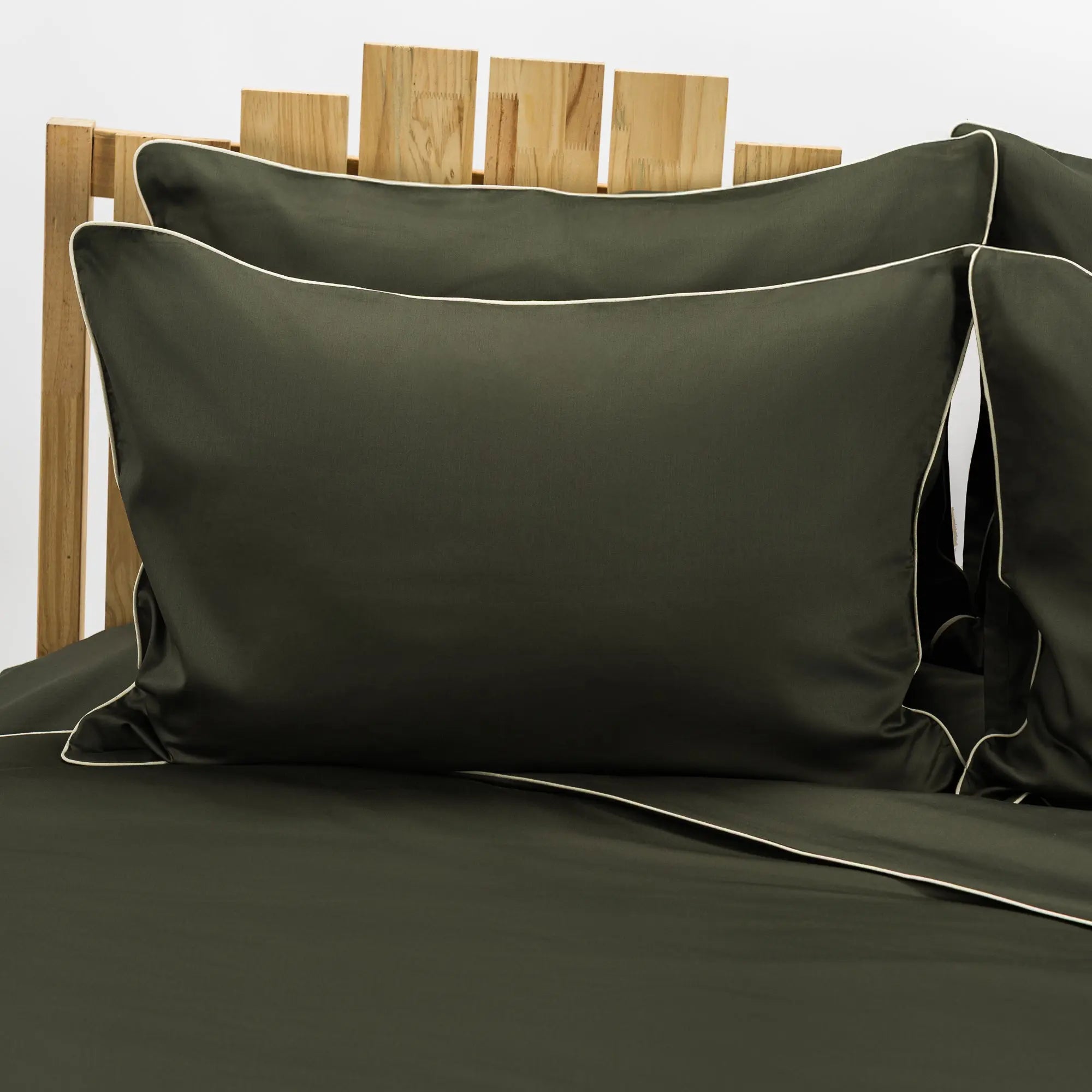 Lenjerie de pat 1 persoană Kaki din bumbac satinat dens simplă, personalizabilă – ELEGANT KAKI CASA CRYSTAL CasaCrystal