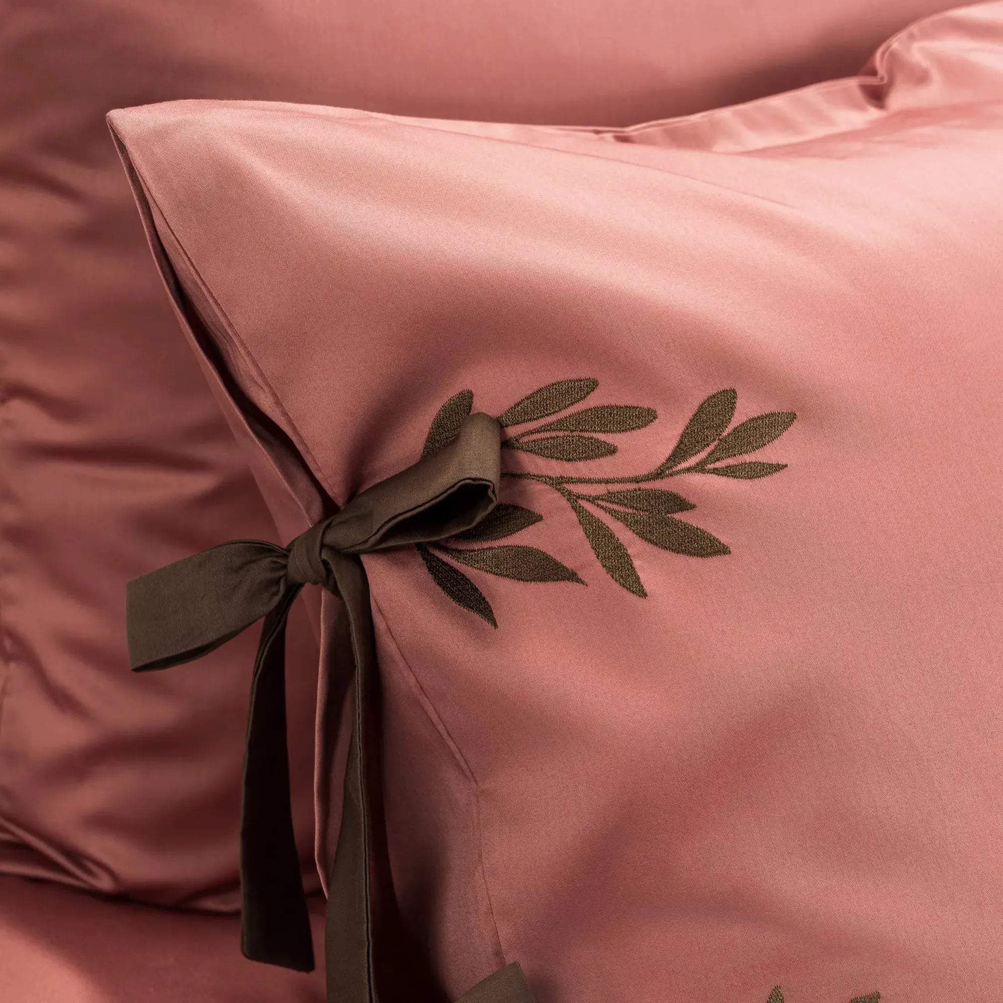 Lenjerie de pat 2 persoane Roz din bumbac satinat brodată cu motive florale, personalizabilă – RAPUNZEL CasaCrystal CasaCrystal