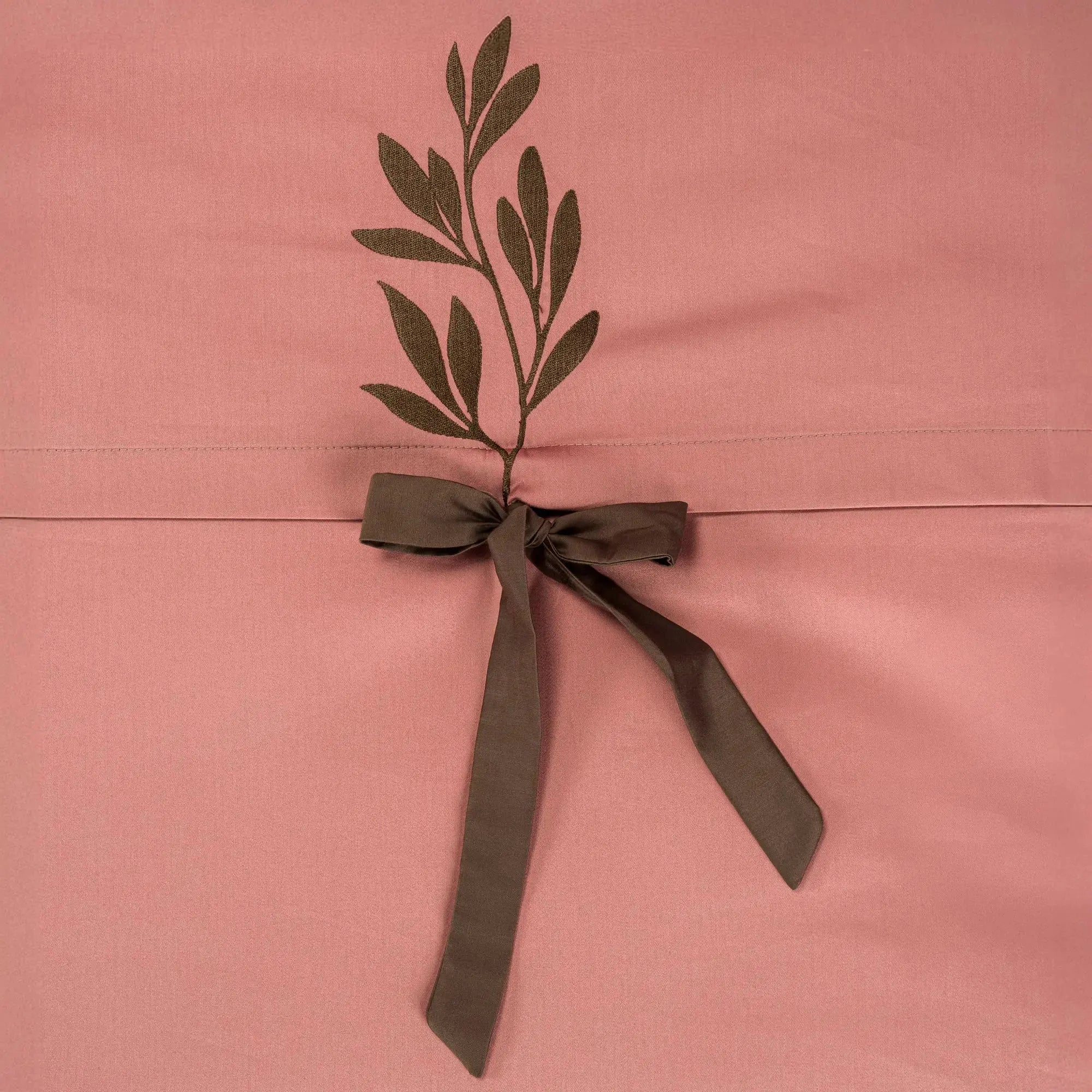 Lenjerie de pat 2 persoane Roz din bumbac satinat brodată cu motive florale, personalizabilă – RAPUNZEL CasaCrystal CasaCrystal