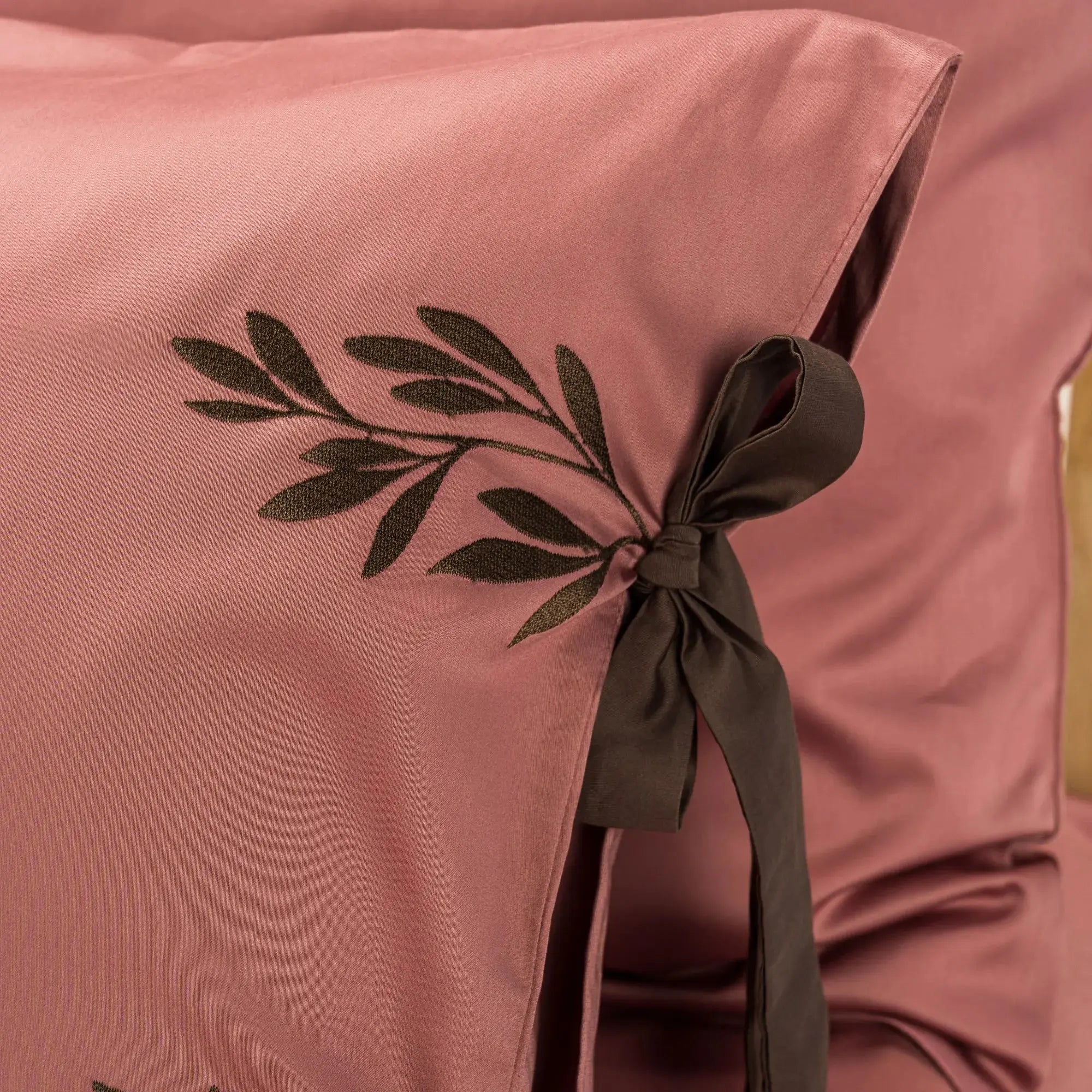 Lenjerie de pat 2 persoane Roz din bumbac satinat brodată cu motive florale, personalizabilă – RAPUNZEL CasaCrystal CasaCrystal