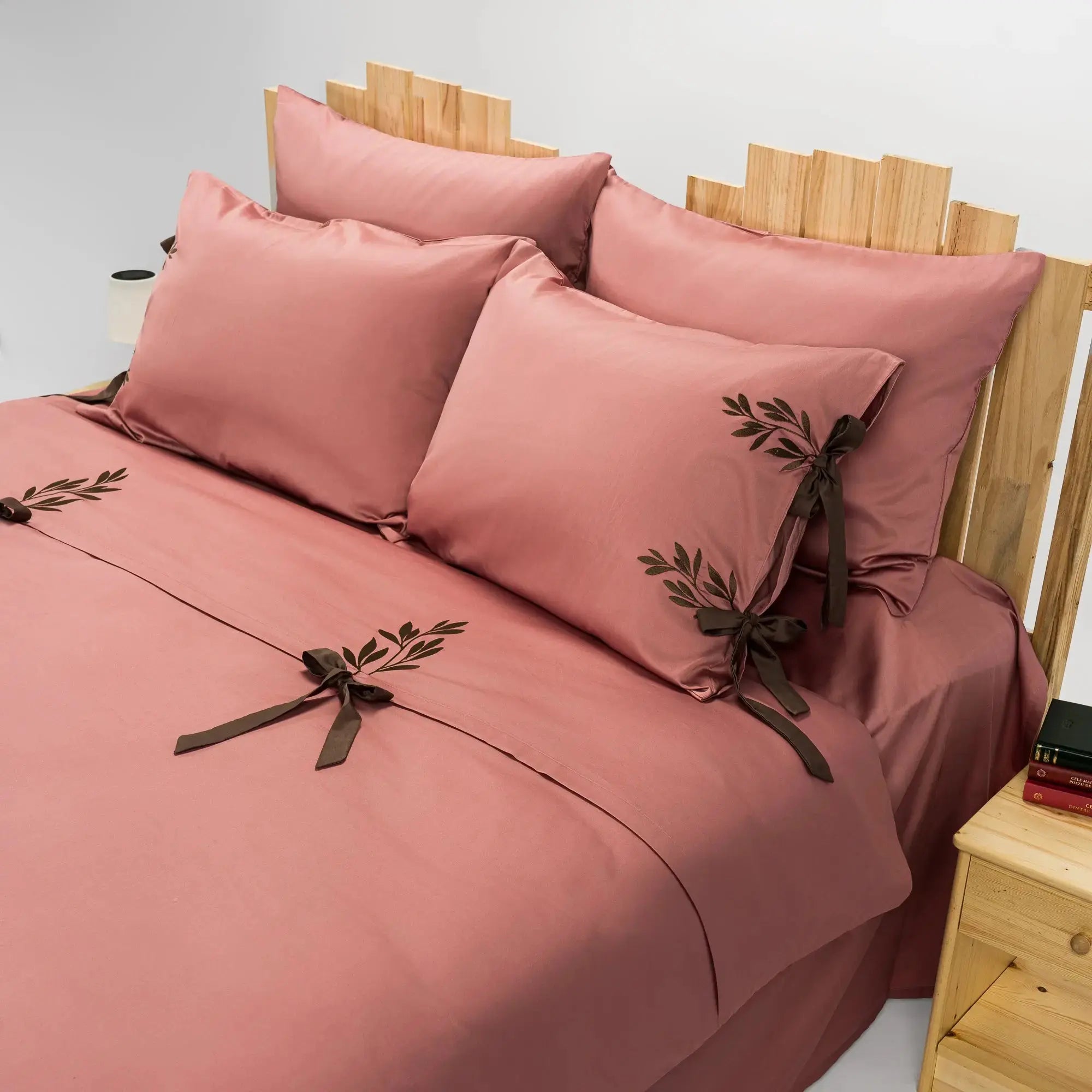 Lenjerie de pat 2 persoane Roz din bumbac satinat brodată cu motive florale, personalizabilă – RAPUNZEL CasaCrystal CasaCrystal