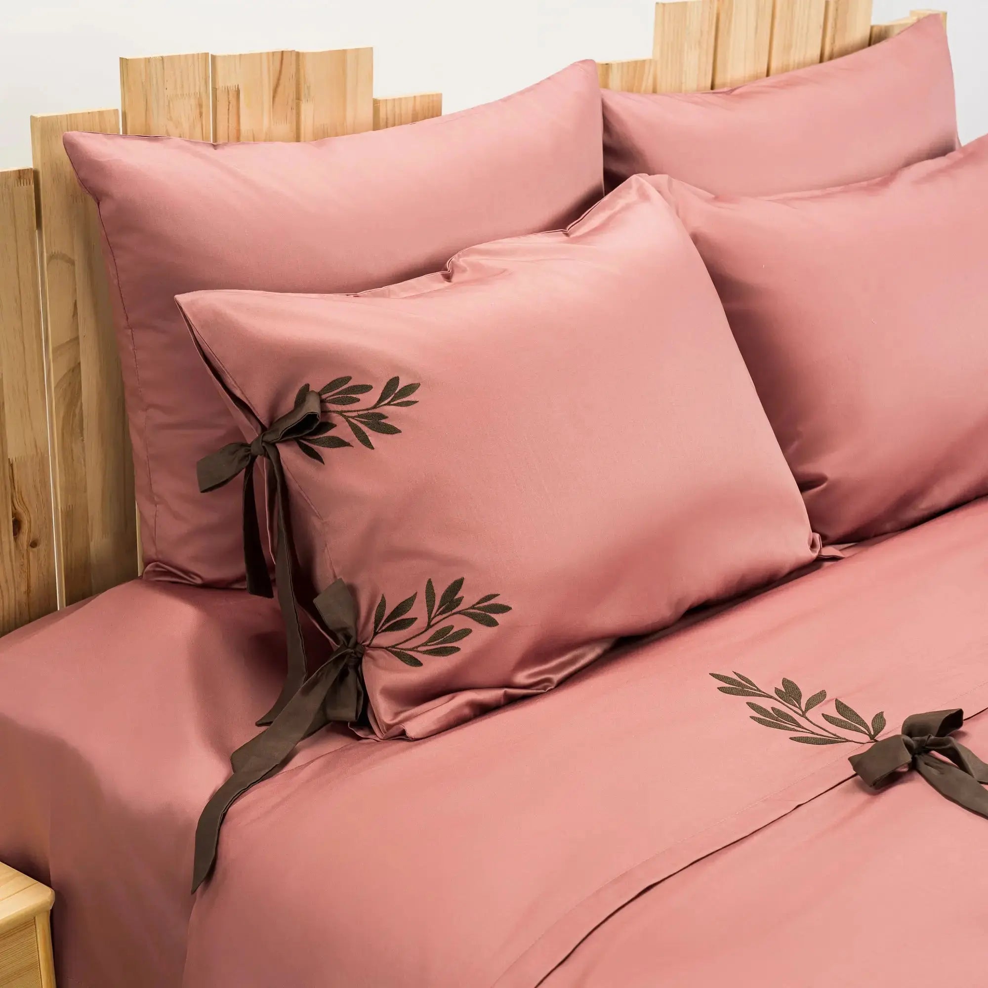 Lenjerie de pat 2 persoane Roz din bumbac satinat brodată cu motive florale, personalizabilă – RAPUNZEL CasaCrystal CasaCrystal