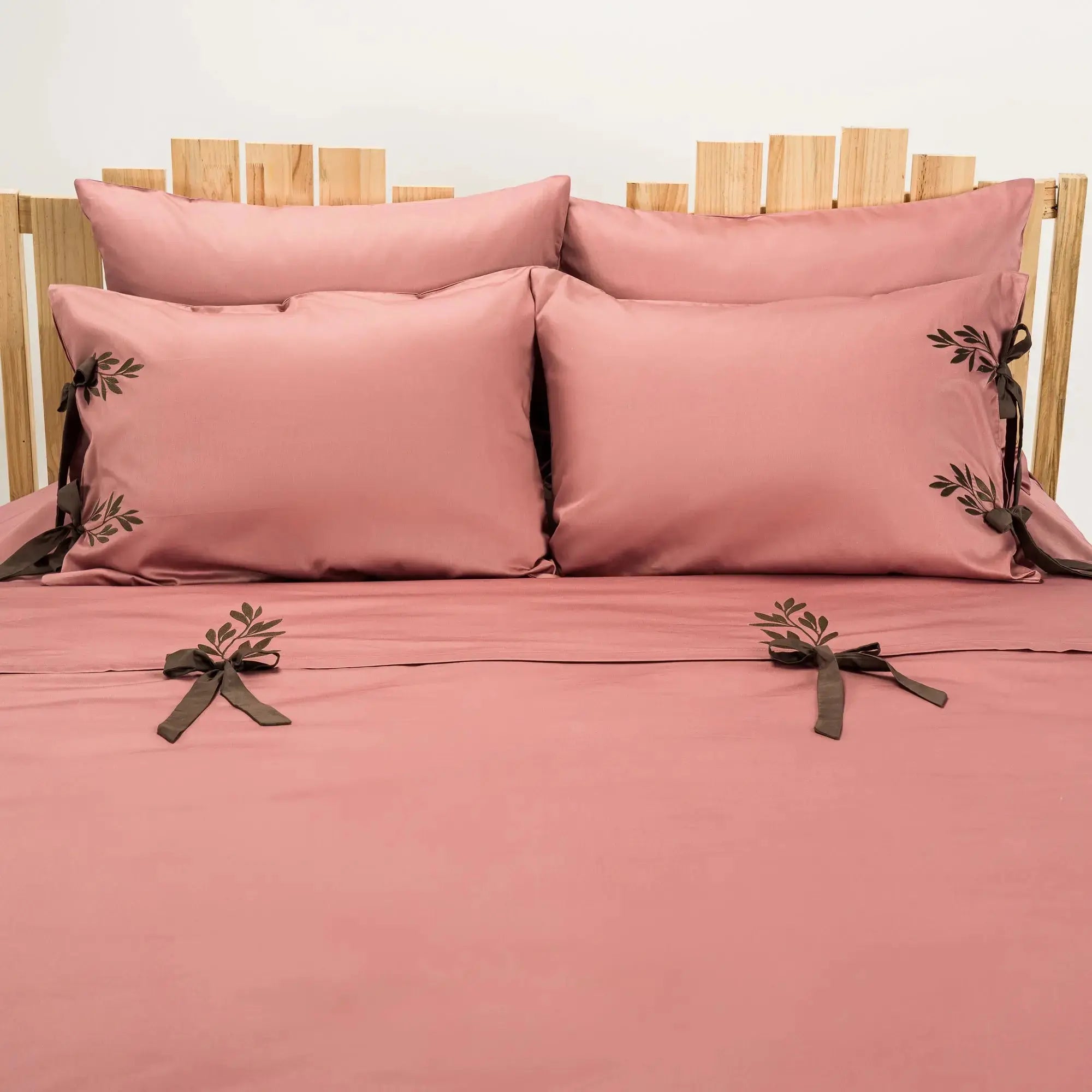 Lenjerie de pat 2 persoane Roz din bumbac satinat brodată cu motive florale, personalizabilă – RAPUNZEL CasaCrystal CasaCrystal