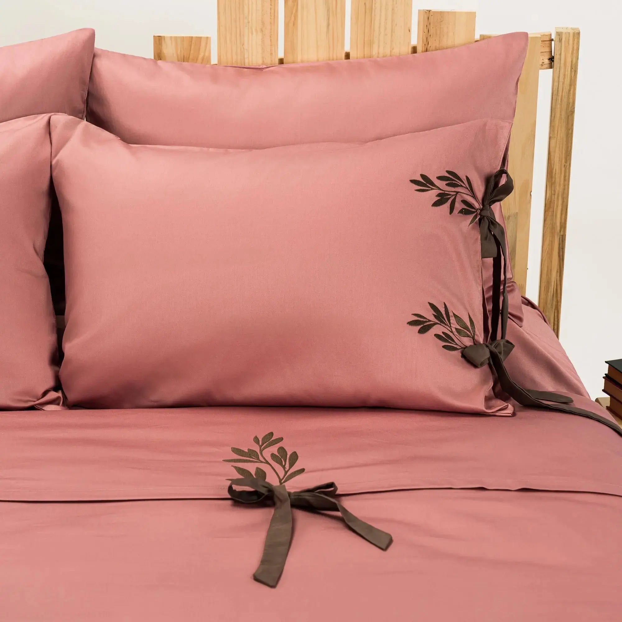 Lenjerie de pat 2 persoane Roz din bumbac satinat brodată cu motive florale, personalizabilă – RAPUNZEL CasaCrystal CasaCrystal